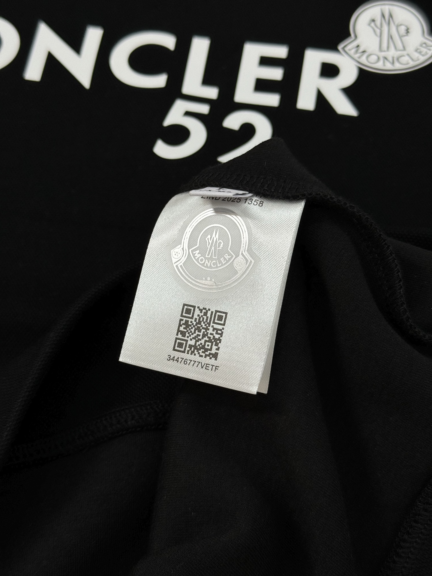 Moncler蒙口25s新品连帽卫衣！胸前经典字母图形简约设计！大牌范儿直面扑来.优选380g天丝棉面料