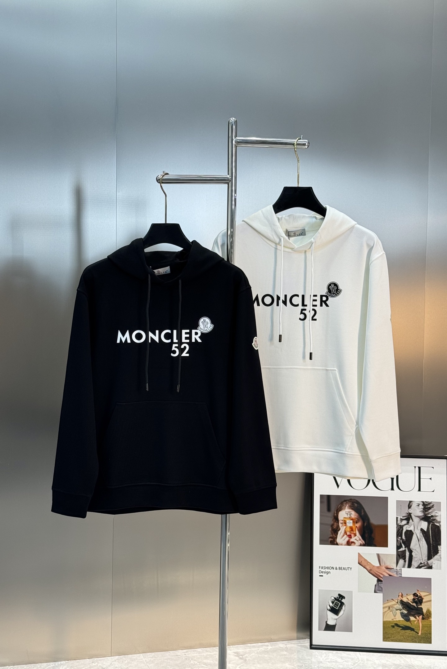 Moncler蒙口25s新品连帽卫衣！胸前经典字母图形简约设计！大牌范儿直面扑来.优选380g天丝棉面料