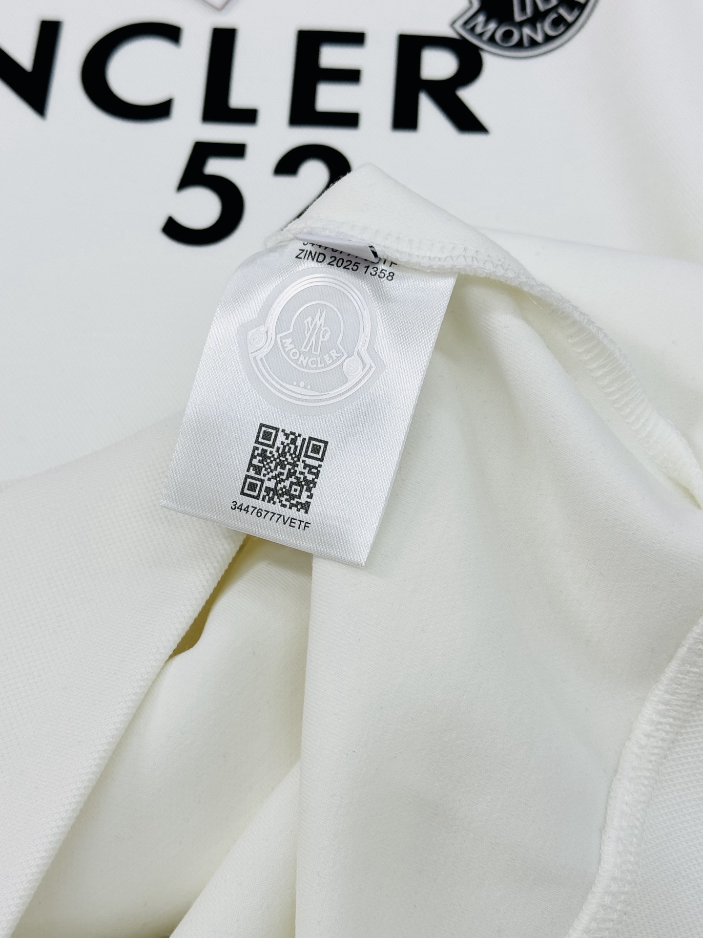 Moncler蒙口25s新品连帽卫衣！胸前经典字母图形简约设计！大牌范儿直面扑来.优选380g天丝棉面料