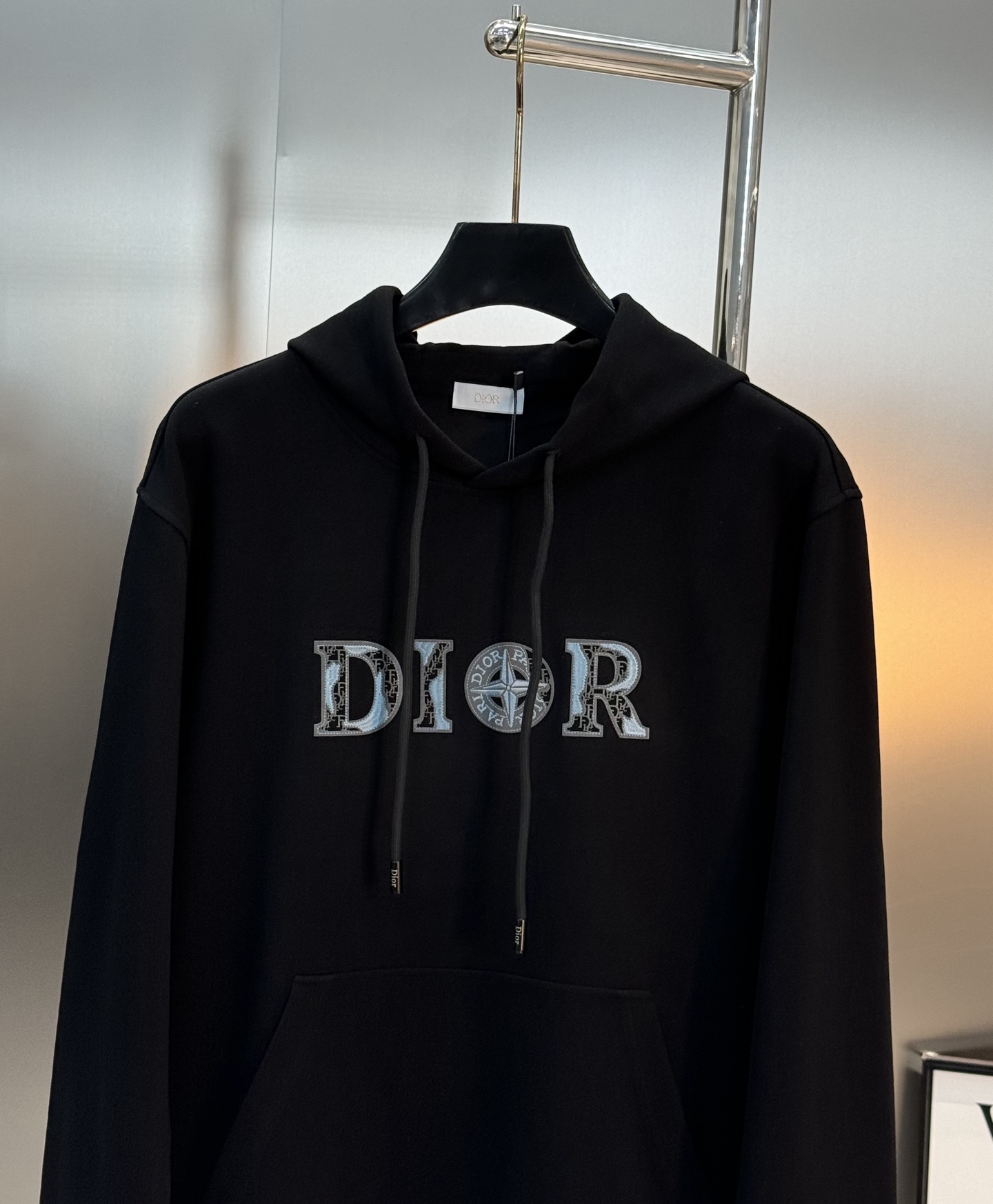 Dior迪奥25s新款天丝连帽卫衣.石头岛联名款.胸前经典字母3D绣花烫画设计.减龄耐看！简单高级.辨识