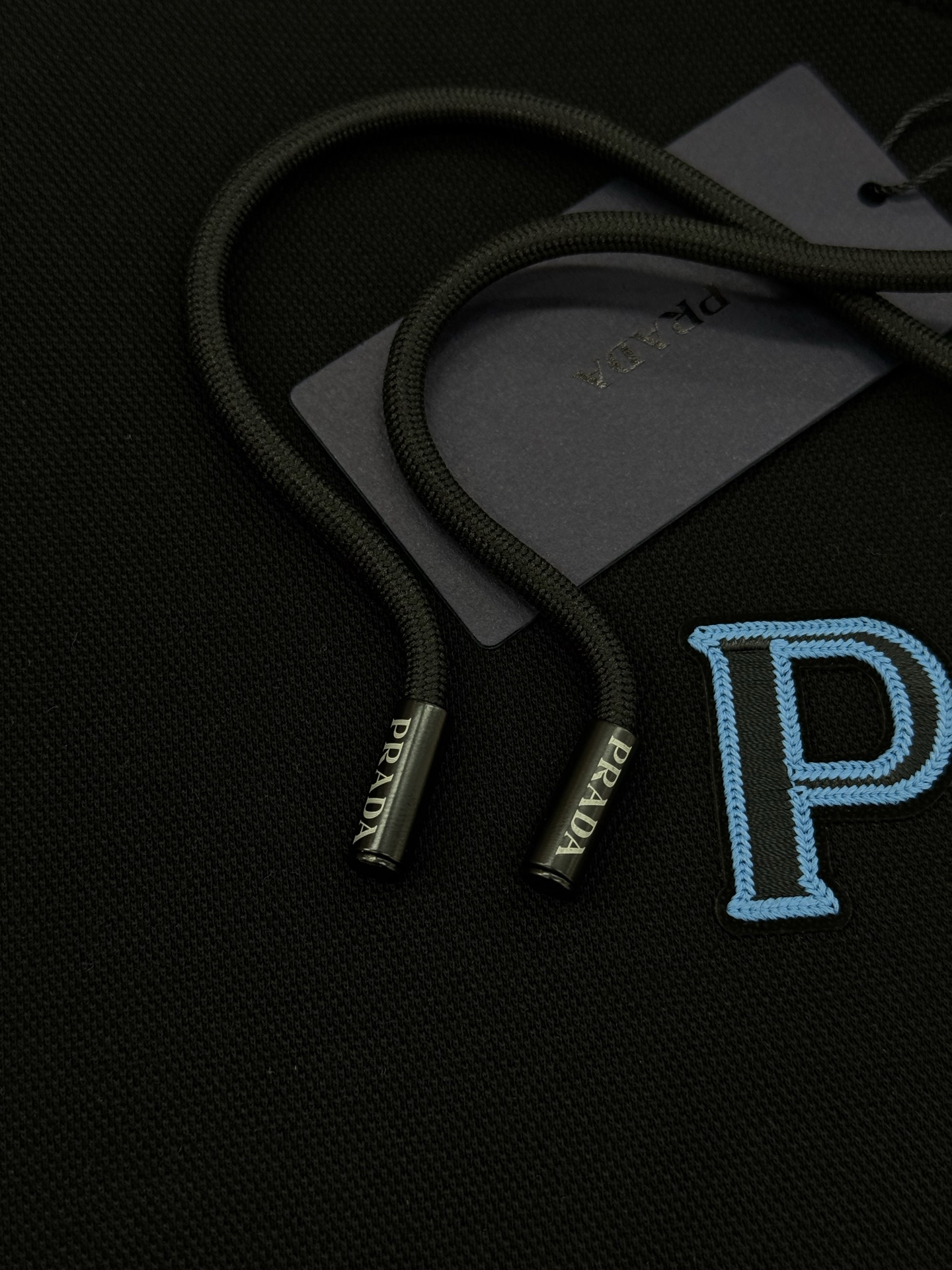 Prada普拉达25s新款天丝连帽卫衣.胸前经典字母PRADA-3D绣花烫画设计.减龄耐看！简单高级.辨