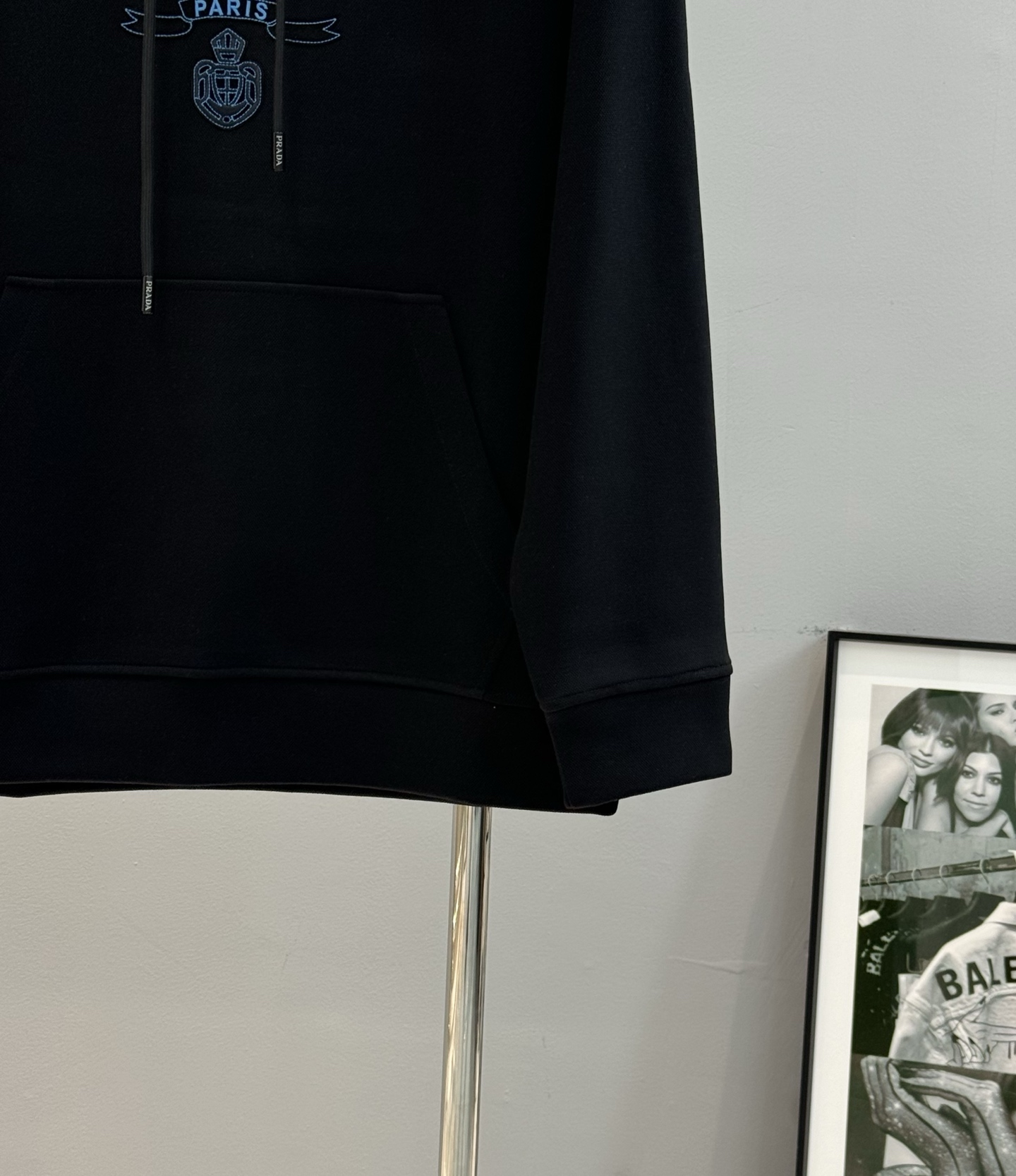 Prada普拉达25s新款天丝连帽卫衣.胸前经典字母PRADA-3D绣花烫画设计.减龄耐看！简单高级.辨