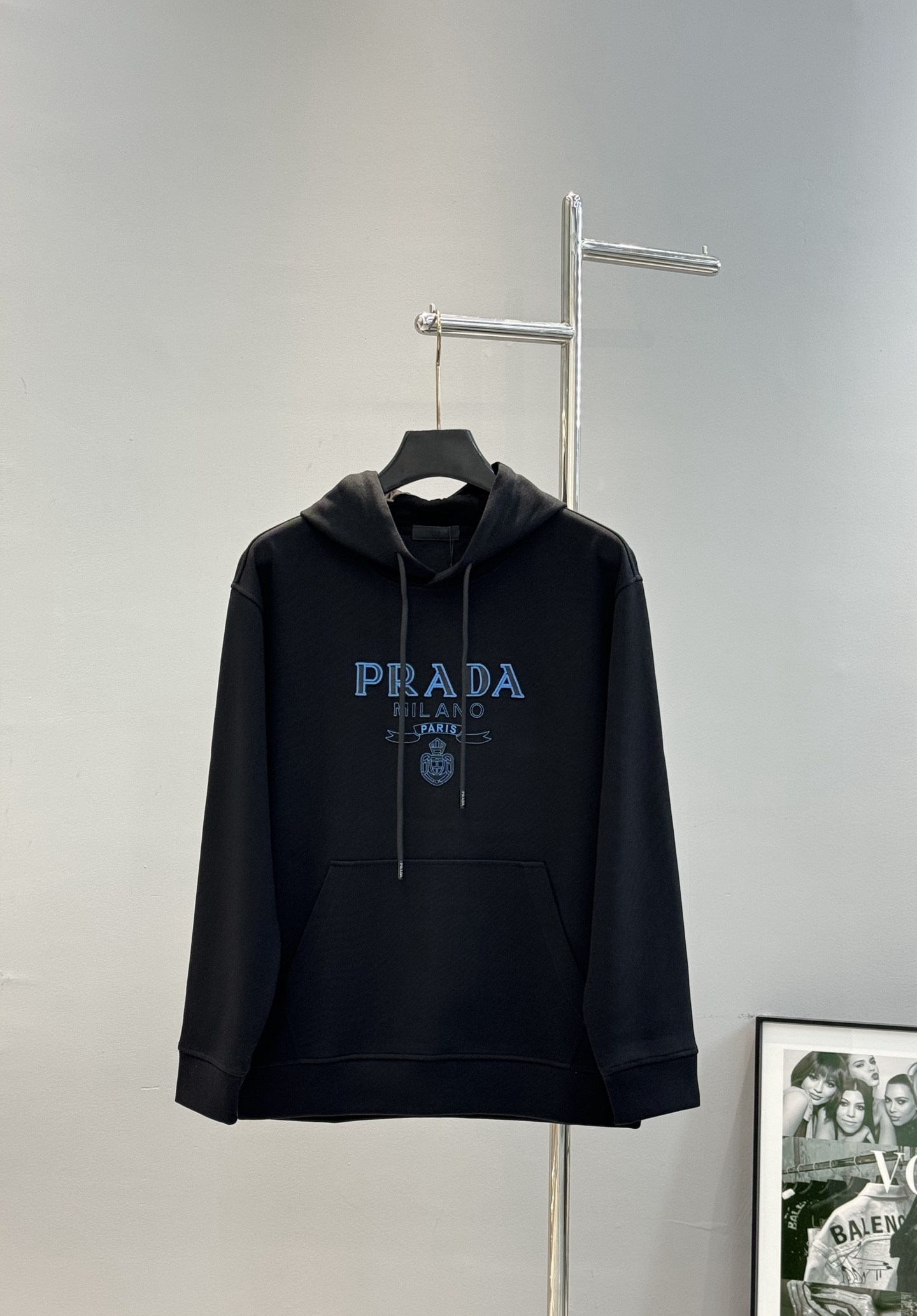 Prada普拉达25s新款天丝连帽卫衣.胸前经典字母PRADA-3D绣花烫画设计.减龄耐看！简单高级.辨