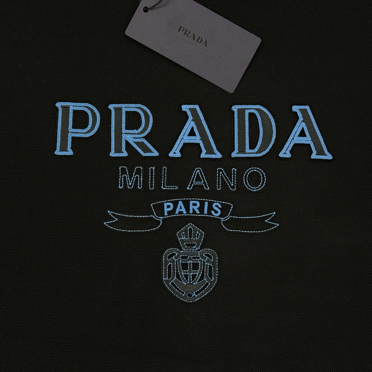 Prada普拉达25s新款天丝连帽卫衣.胸前经典字母PRADA-3D绣花烫画设计.减龄耐看！简单高级.辨