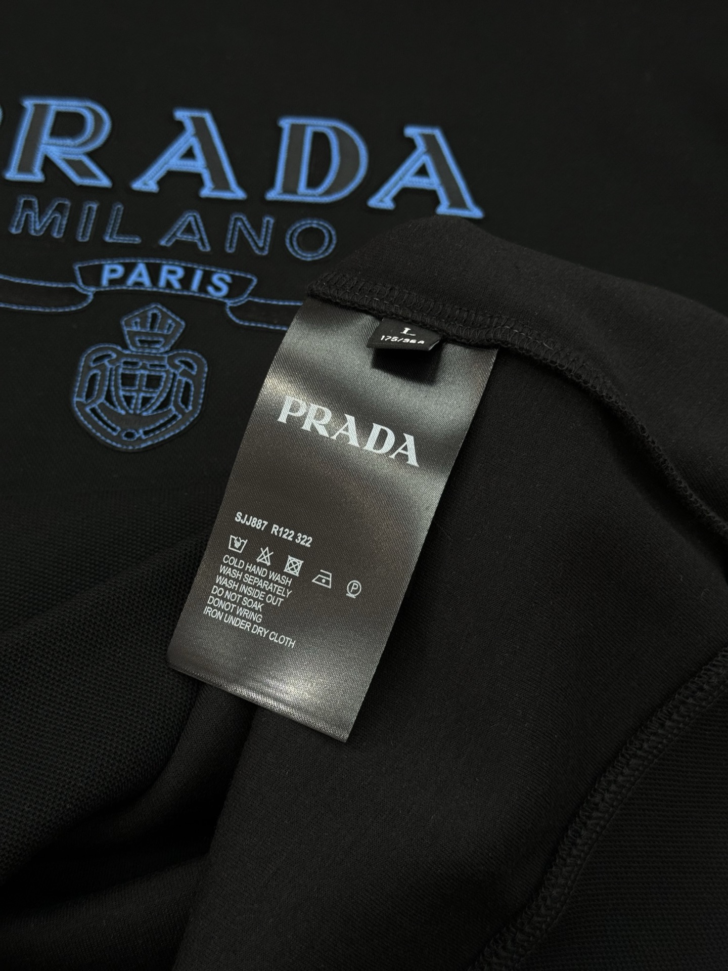 Prada普拉达25s新款天丝连帽卫衣.胸前经典字母PRADA-3D绣花烫画设计.减龄耐看！简单高级.辨