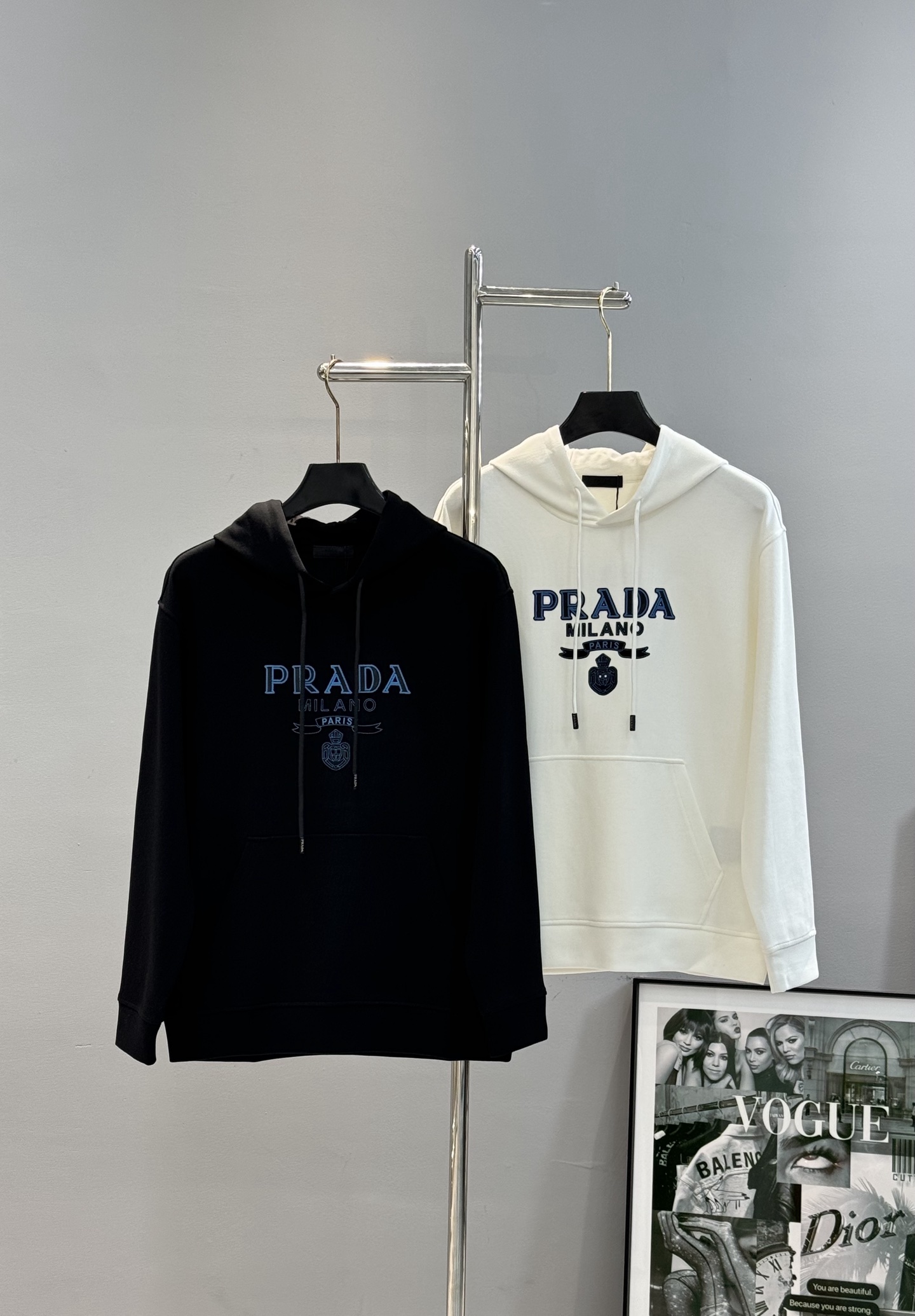 Prada普拉达25s新款天丝连帽卫衣.胸前经典字母PRADA-3D绣花烫画设计.减龄耐看！简单高级.辨