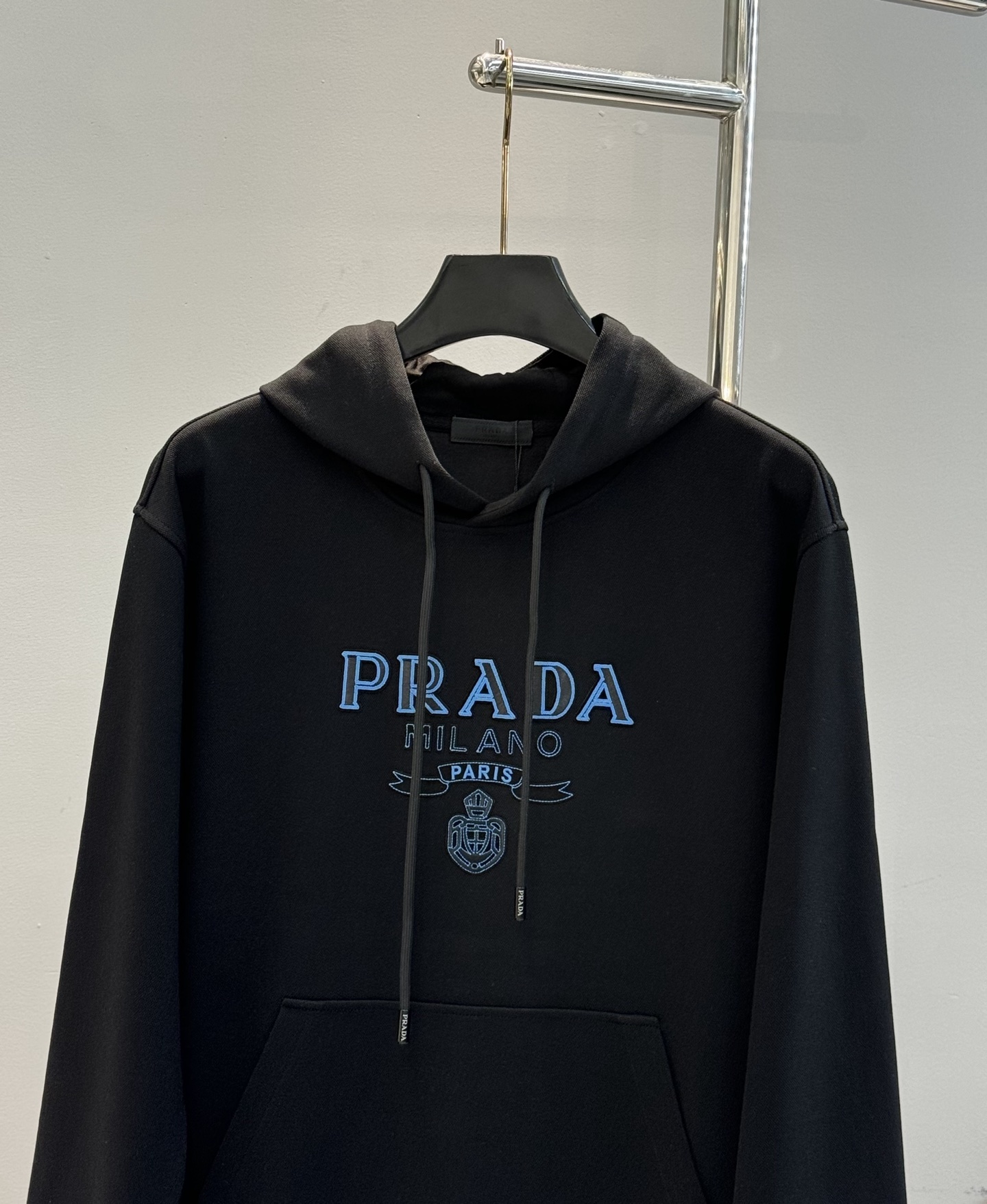 Prada普拉达25s新款天丝连帽卫衣.胸前经典字母PRADA-3D绣花烫画设计.减龄耐看！简单高级.辨