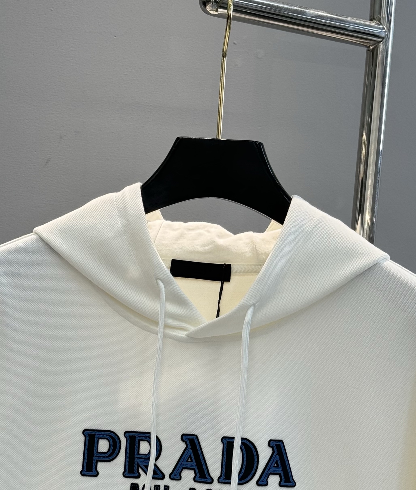 Prada普拉达25s新款天丝连帽卫衣.胸前经典字母PRADA-3D绣花烫画设计.减龄耐看！简单高级.辨