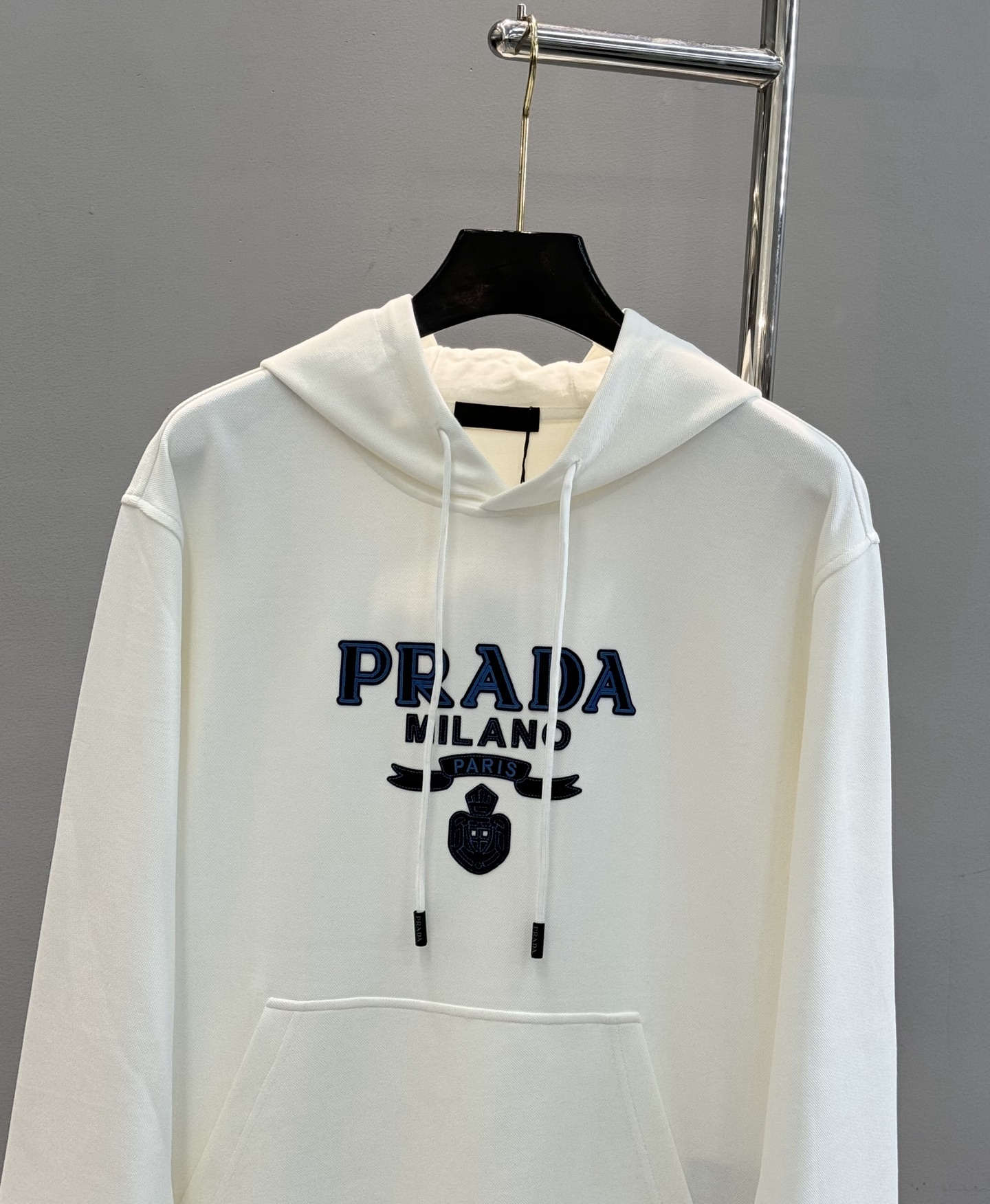 Prada普拉达25s新款天丝连帽卫衣.胸前经典字母PRADA-3D绣花烫画设计.减龄耐看！简单高级.辨