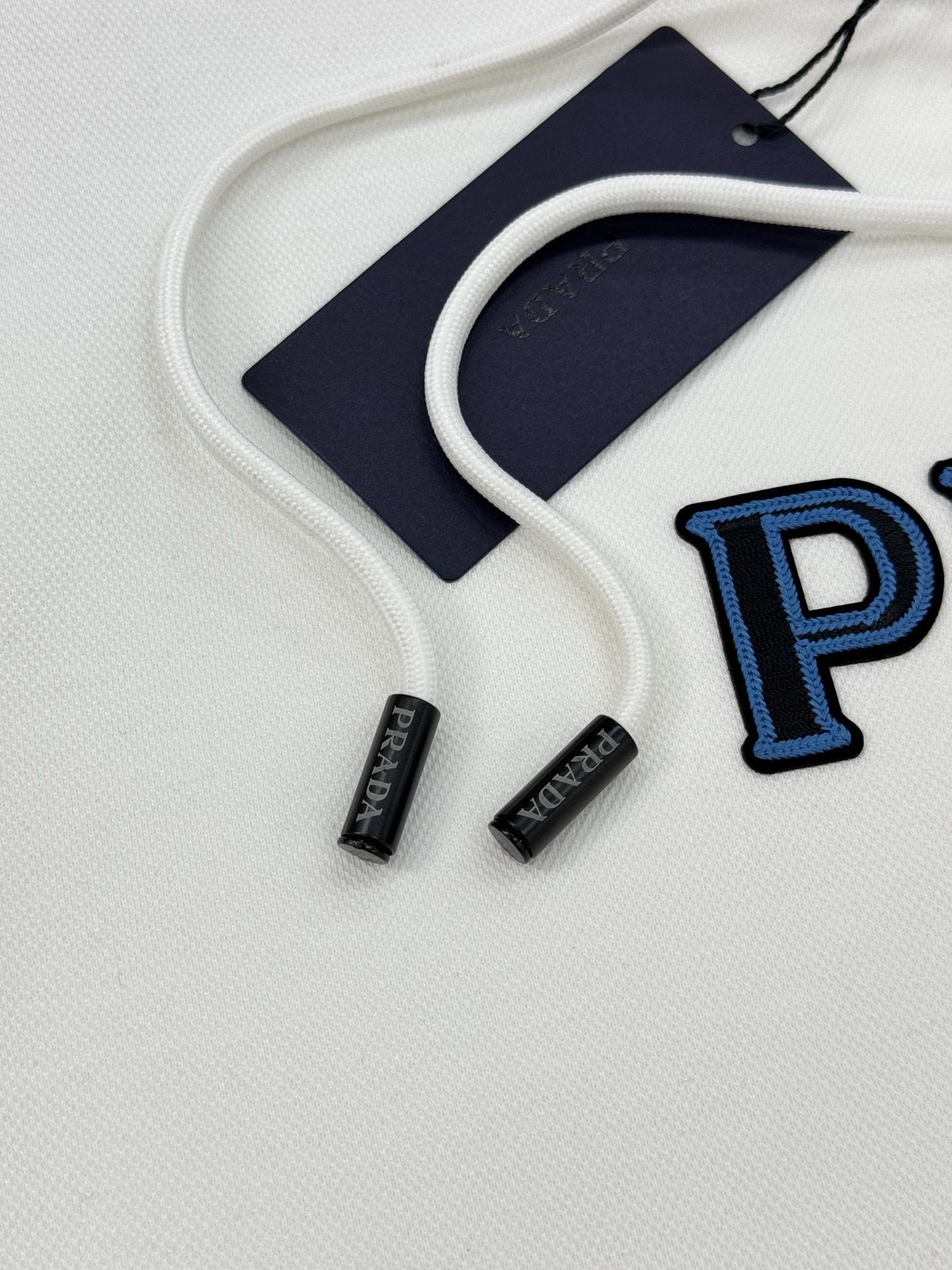 Prada普拉达25s新款天丝连帽卫衣.胸前经典字母PRADA-3D绣花烫画设计.减龄耐看！简单高级.辨