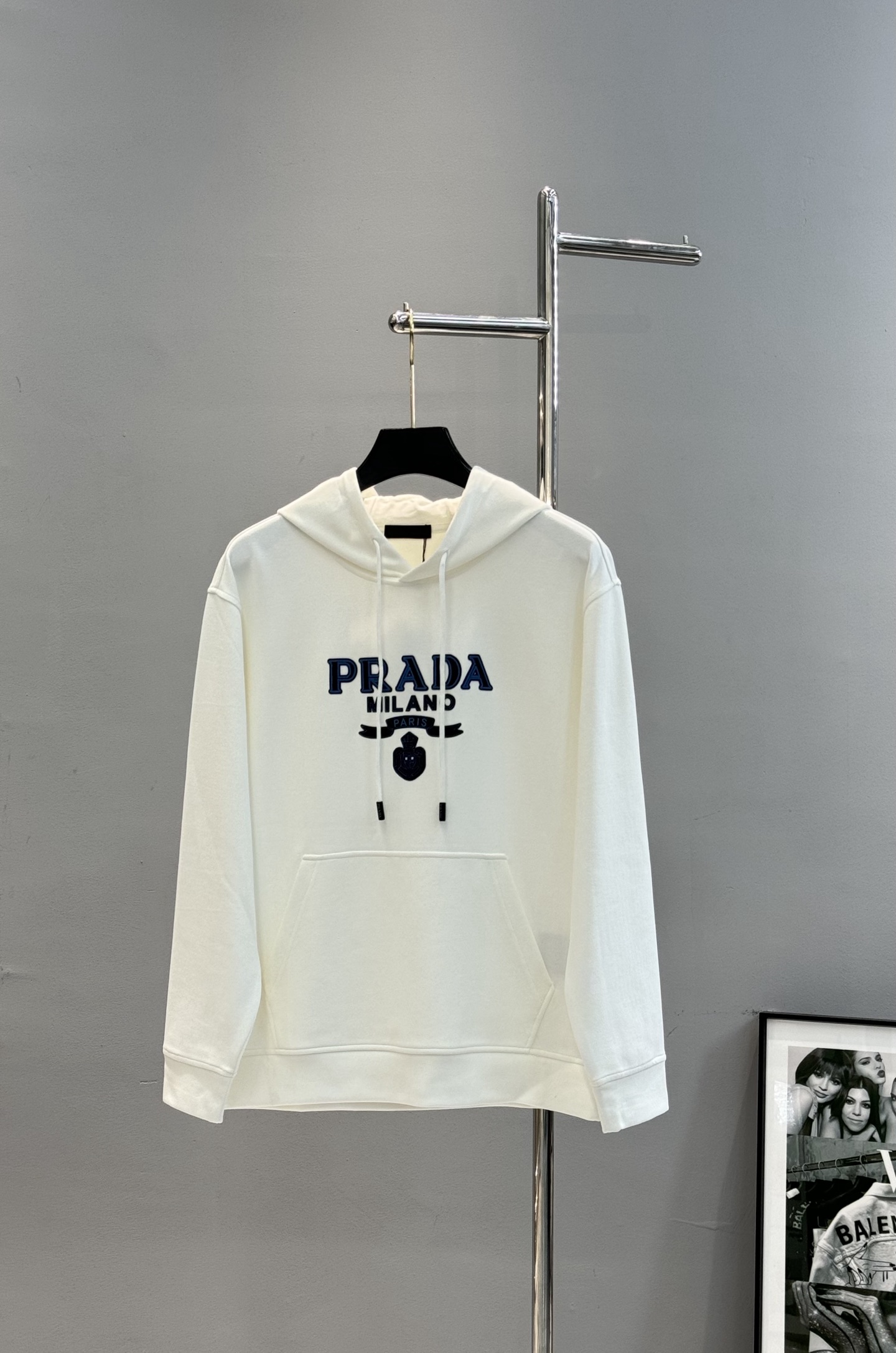 Prada普拉达25s新款天丝连帽卫衣.胸前经典字母PRADA-3D绣花烫画设计.减龄耐看！简单高级.辨