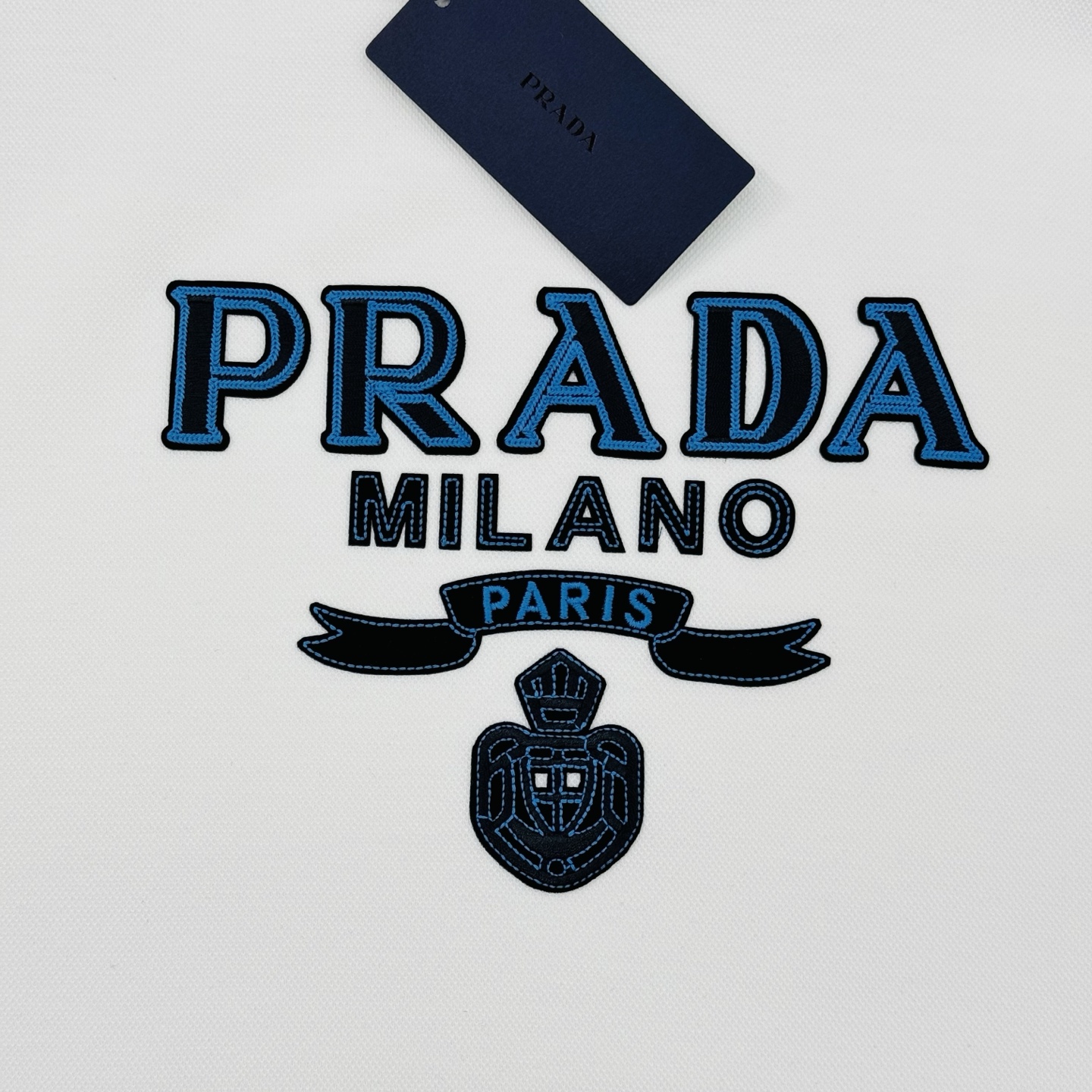 Prada普拉达25s新款天丝连帽卫衣.胸前经典字母PRADA-3D绣花烫画设计.减龄耐看！简单高级.辨