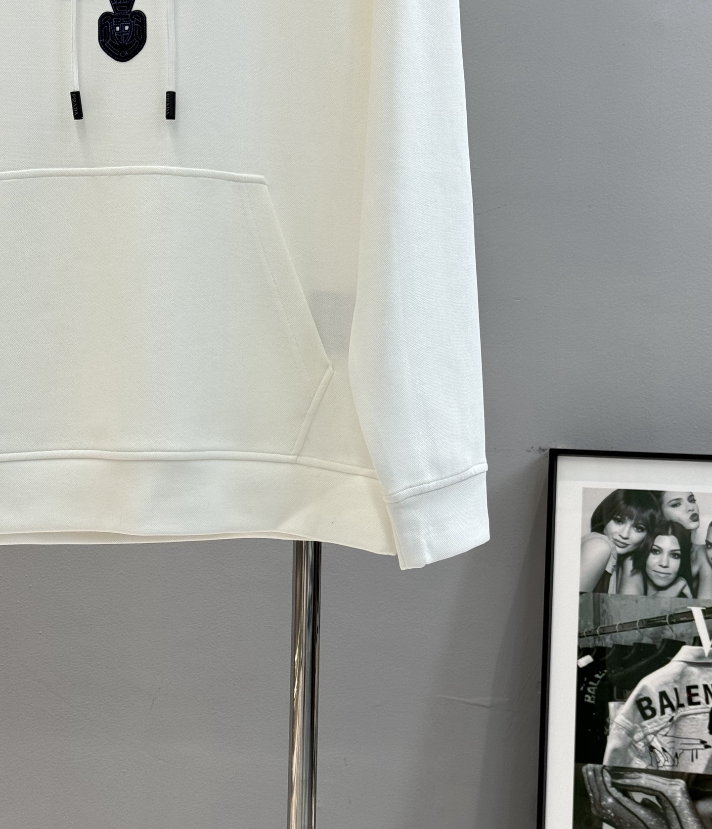 Prada普拉达25s新款天丝连帽卫衣.胸前经典字母PRADA-3D绣花烫画设计.减龄耐看！简单高级.辨