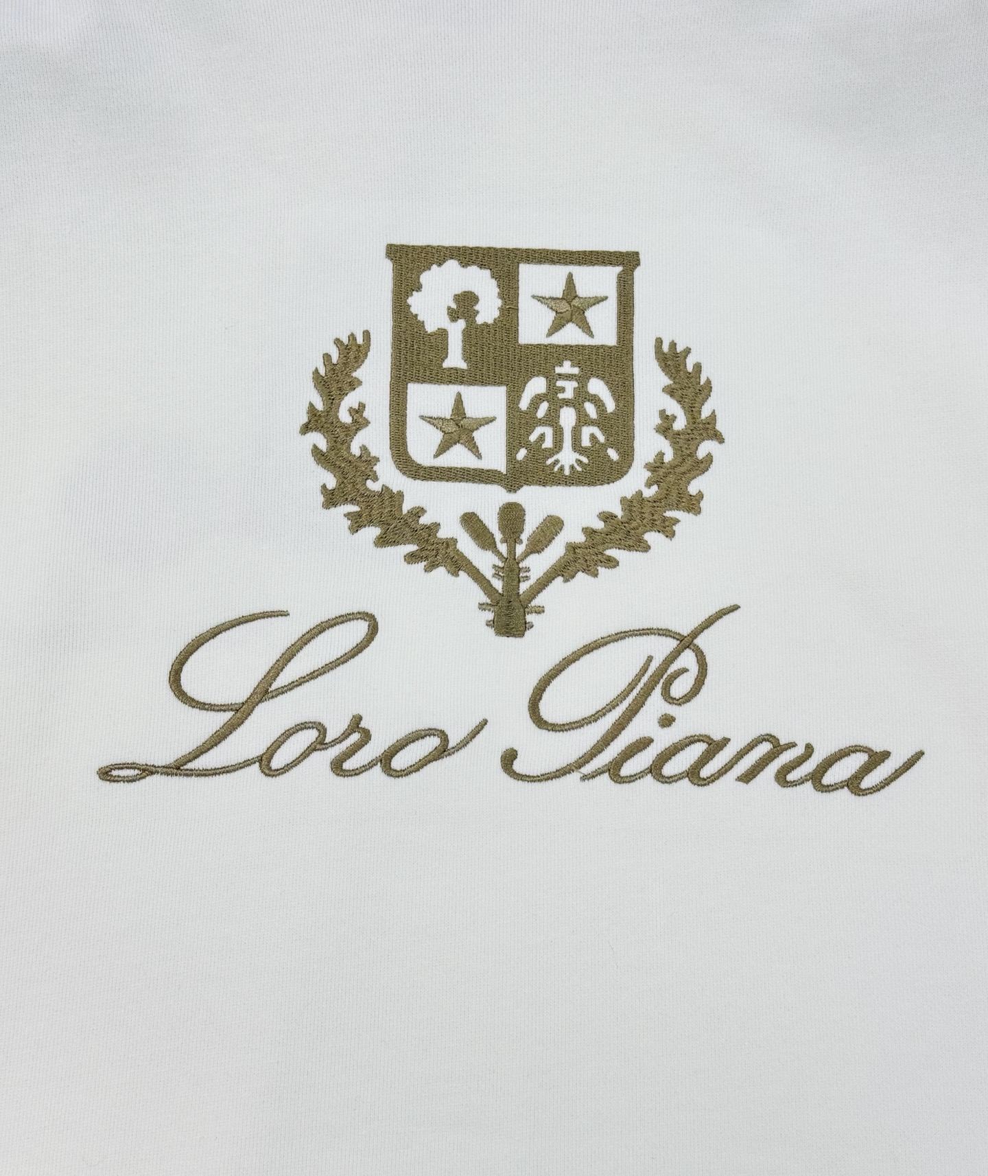 Loro Piana刺绣徽标连帽卫衣.意大利奢侈品牌Loro Piana的经典刺绣徽标。计它由一个盾徽和
