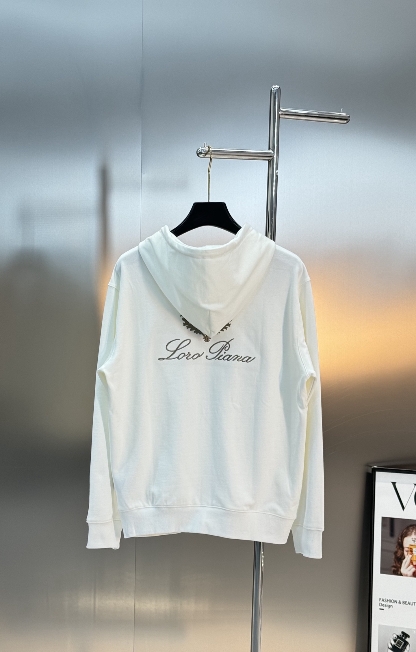 Loro Piana刺绣徽标连帽卫衣.意大利奢侈品牌Loro Piana的经典刺绣徽标。计它由一个盾徽和