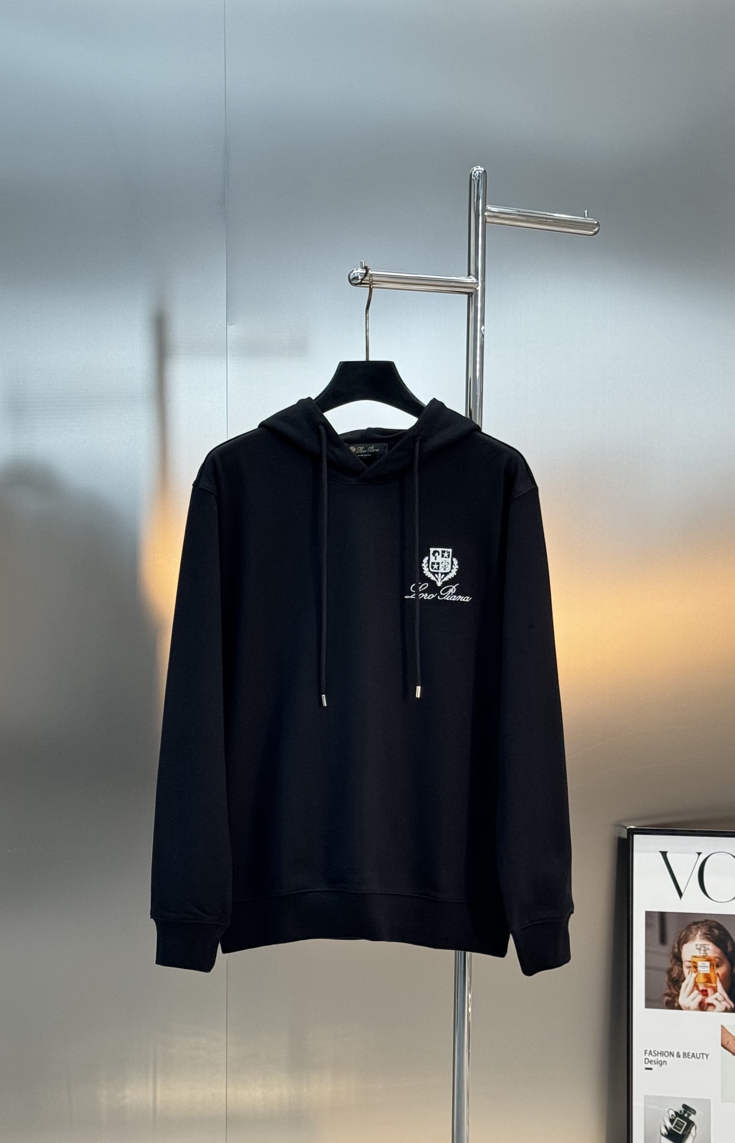 Loro Piana刺绣徽标连帽卫衣.意大利奢侈品牌Loro Piana的经典刺绣徽标。计它由一个盾徽和