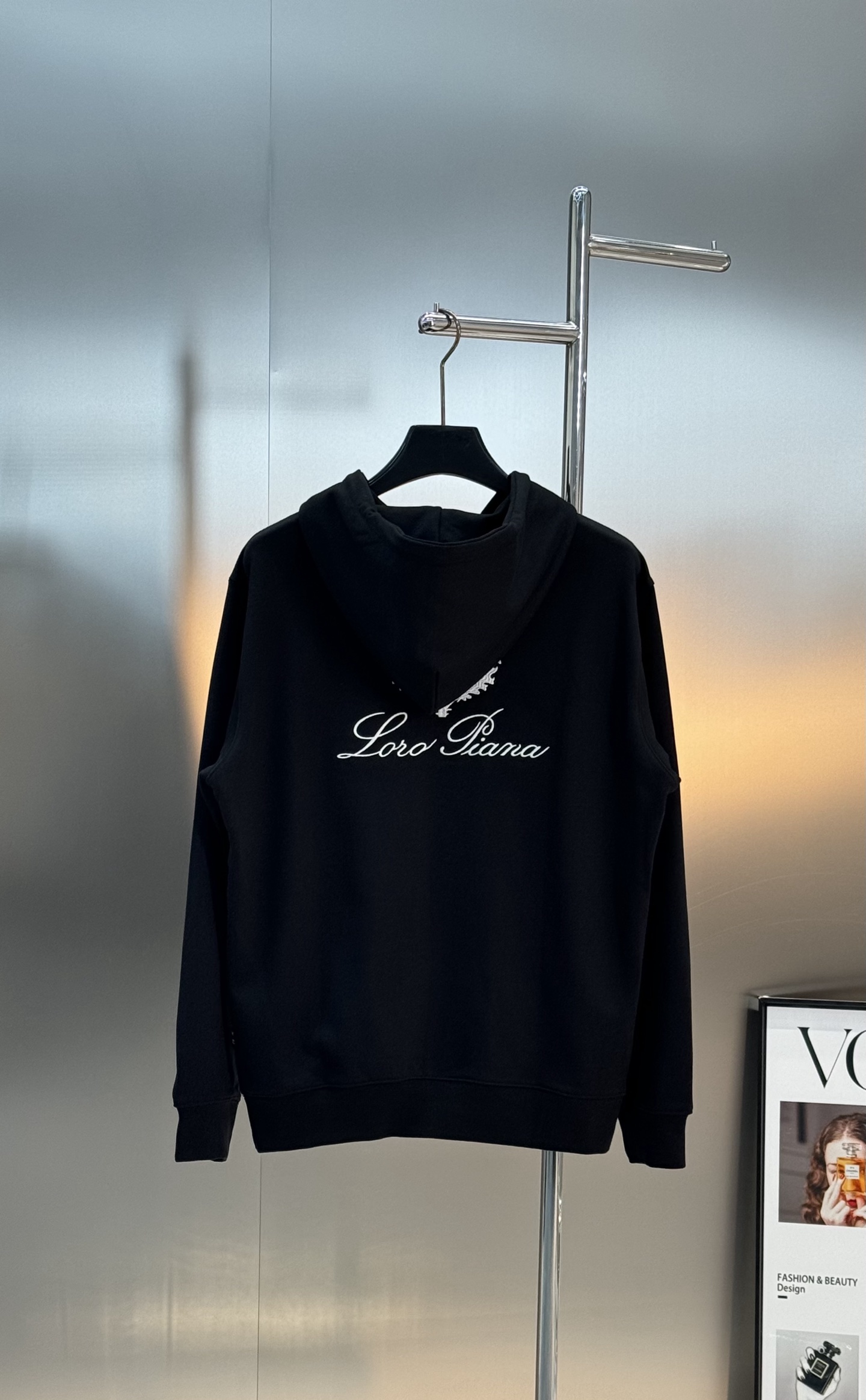 Loro Piana刺绣徽标连帽卫衣.意大利奢侈品牌Loro Piana的经典刺绣徽标。计它由一个盾徽和