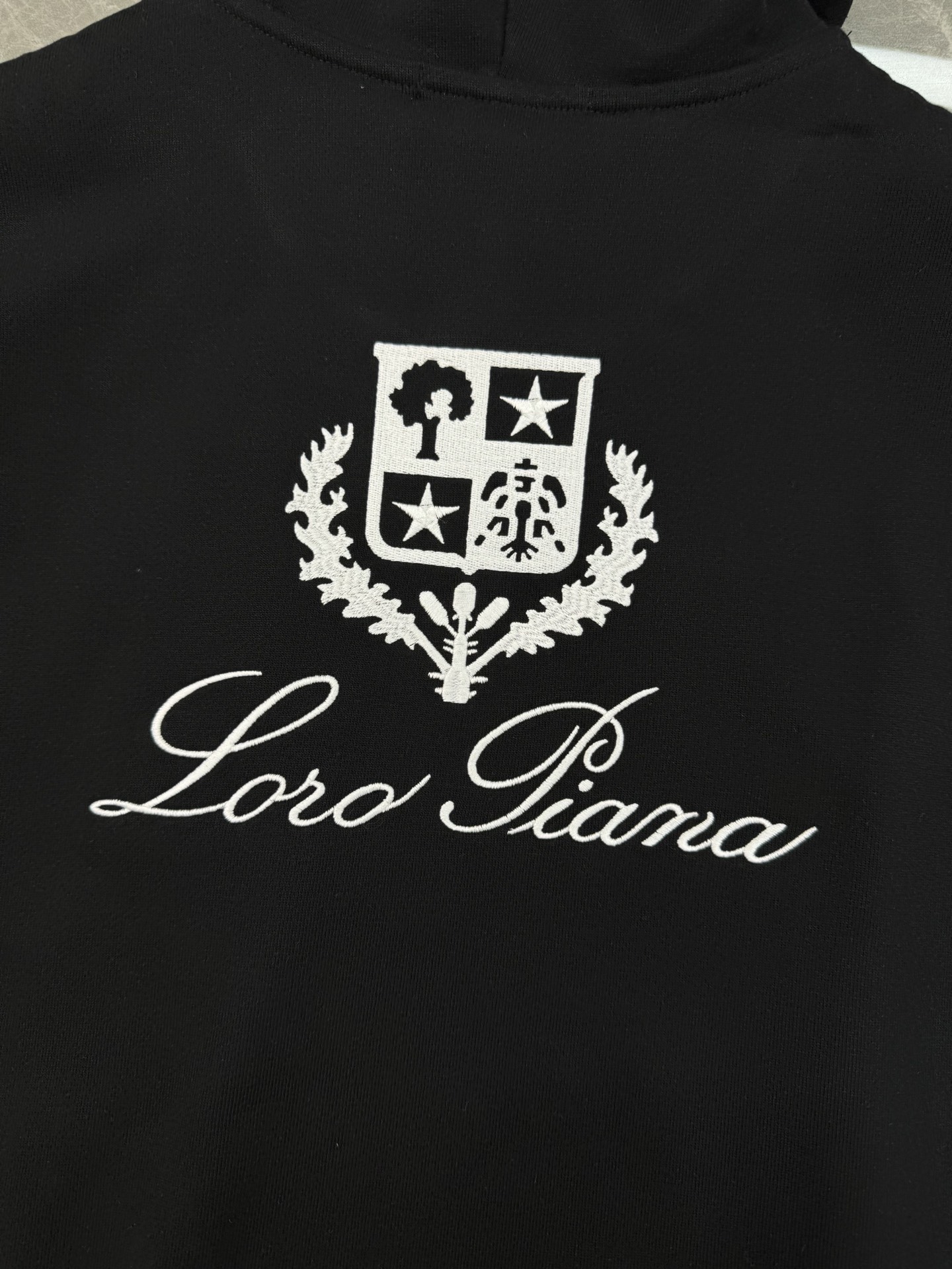 Loro Piana刺绣徽标连帽卫衣.意大利奢侈品牌Loro Piana的经典刺绣徽标。计它由一个盾徽和