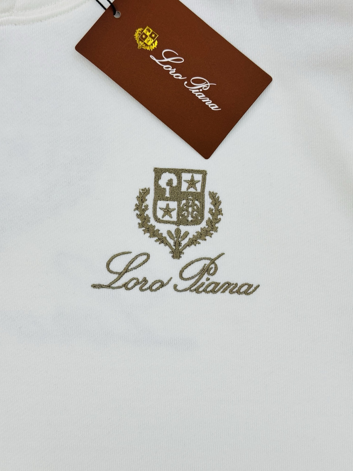 Loro Piana刺绣徽标连帽卫衣.意大利奢侈品牌Loro Piana的经典刺绣徽标。计它由一个盾徽和