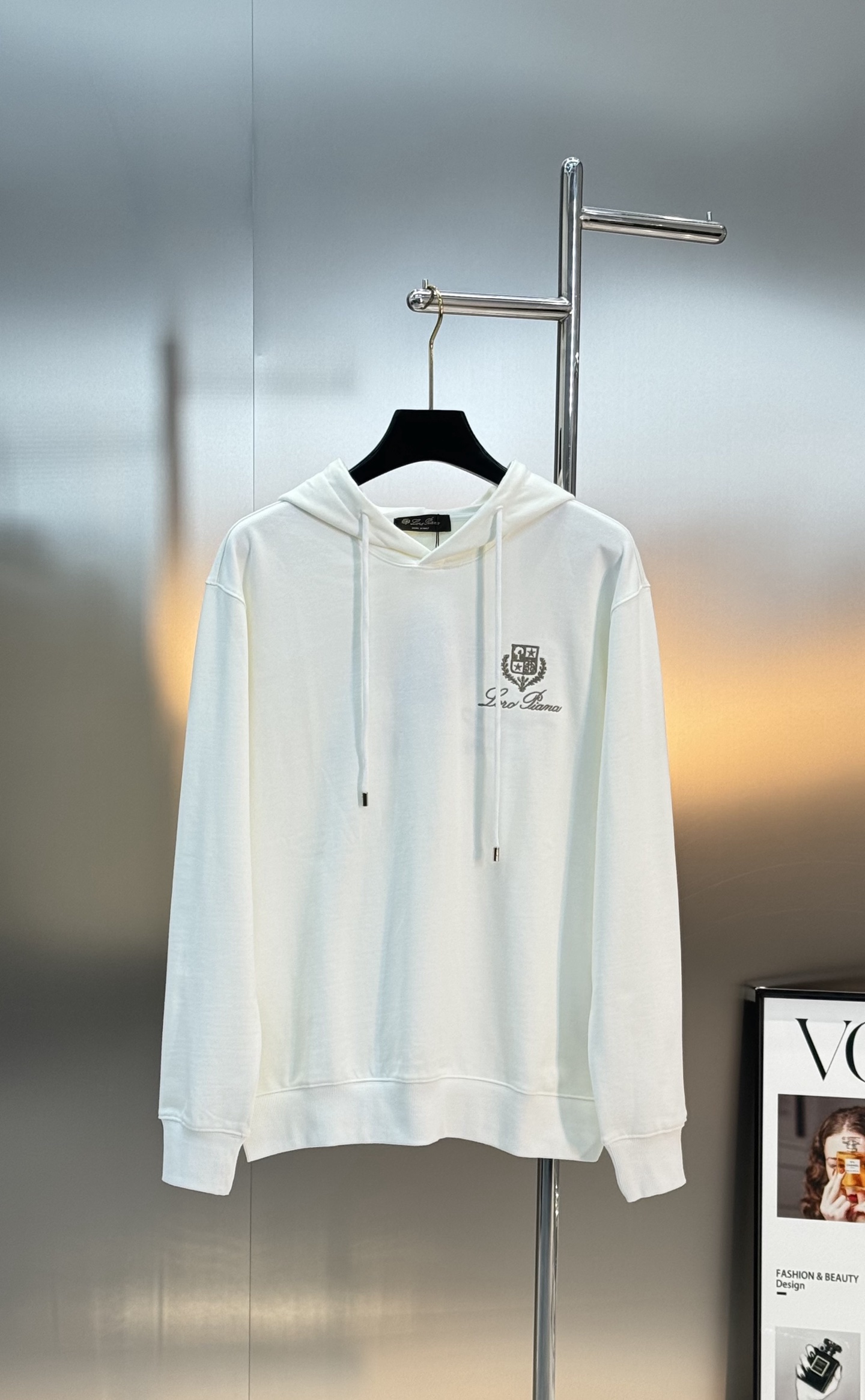 Loro Piana刺绣徽标连帽卫衣.意大利奢侈品牌Loro Piana的经典刺绣徽标。计它由一个盾徽和