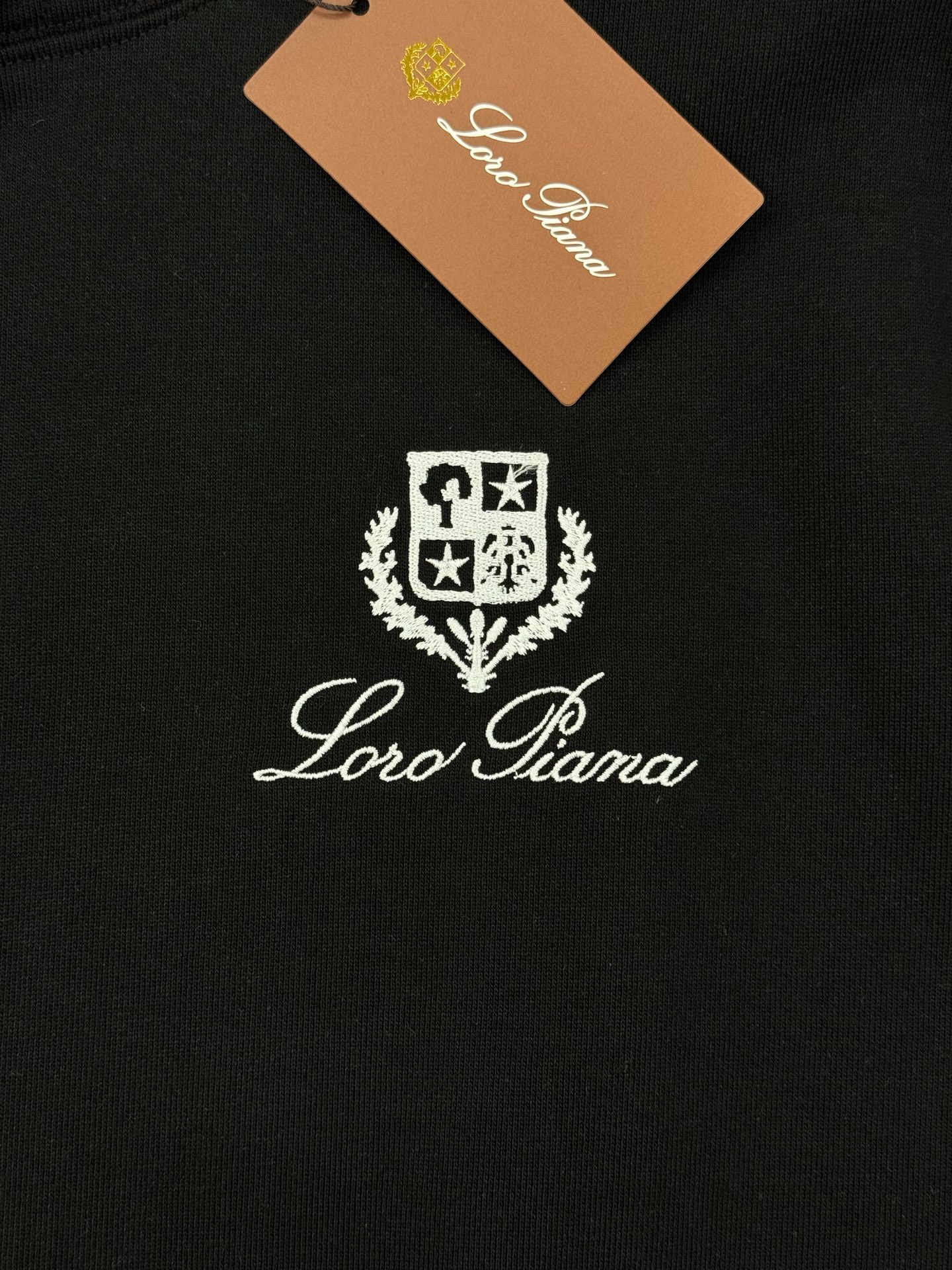 Loro Piana刺绣徽标连帽卫衣.意大利奢侈品牌Loro Piana的经典刺绣徽标。计它由一个盾徽和