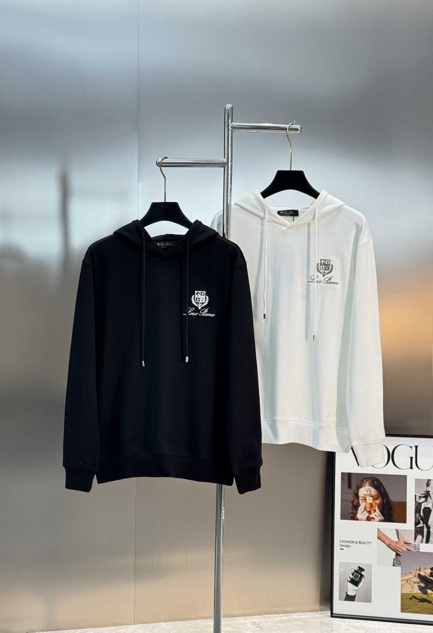 Loro Piana刺绣徽标连帽卫衣.意大利奢侈品牌Loro Piana的经典刺绣徽标。计它由一个盾徽和