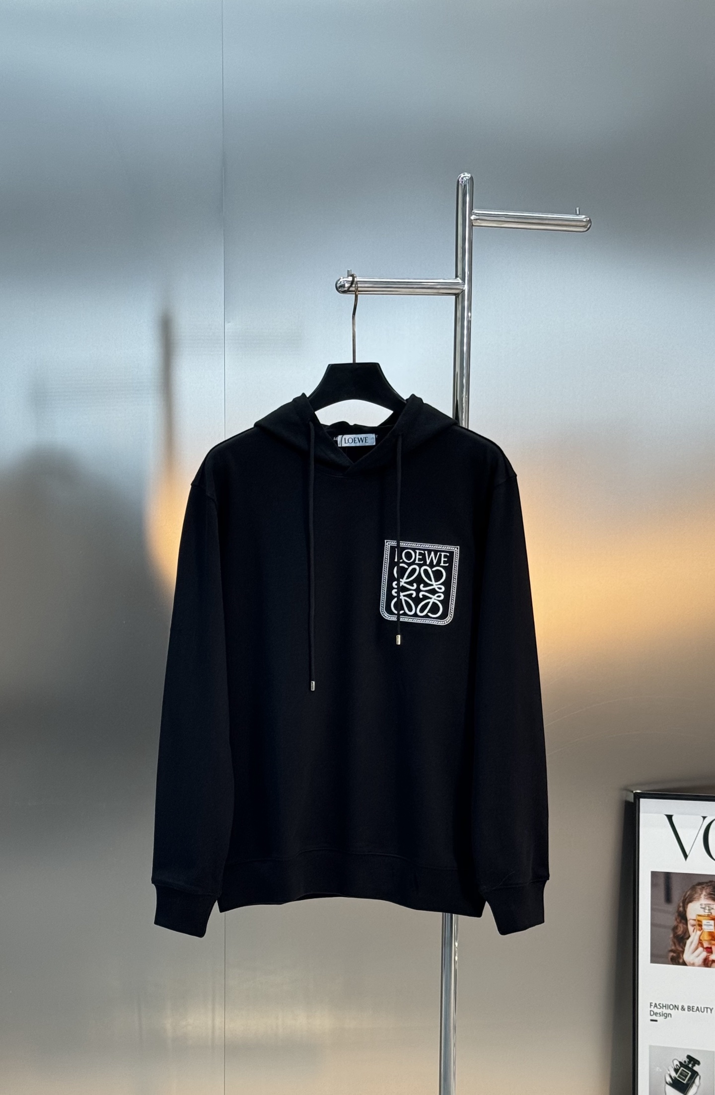 LOEWE罗意威25s新款连帽卫衣，采用360g棉面料.柔软棉质面料，穿着超舒适!胸口“LOEWE”字母