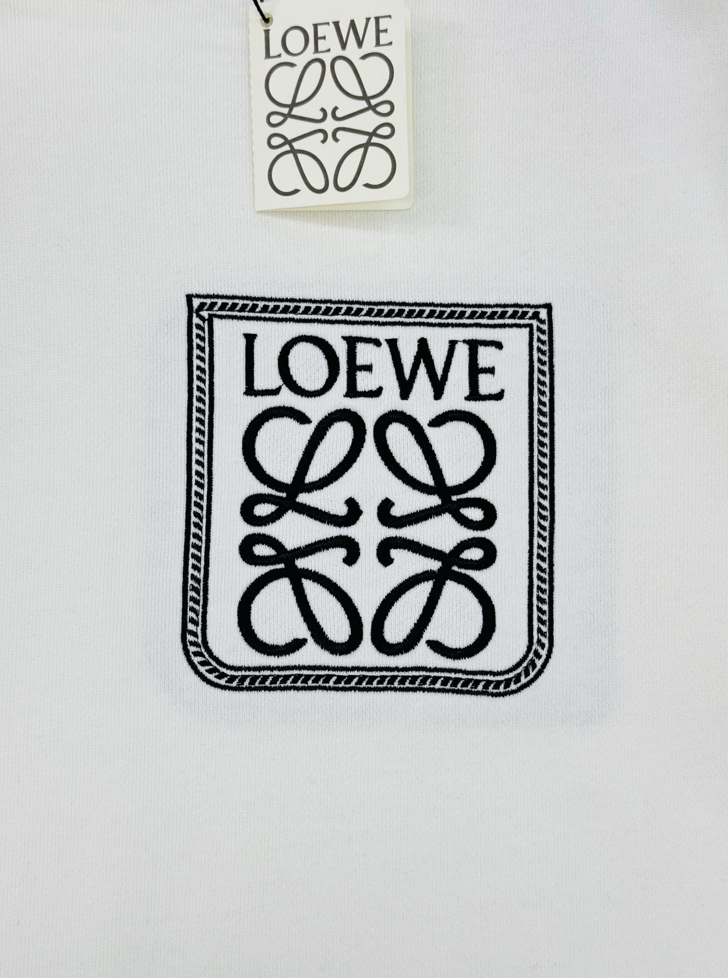 LOEWE罗意威25s新款连帽卫衣，采用360g棉面料.柔软棉质面料，穿着超舒适!胸口“LOEWE”字母