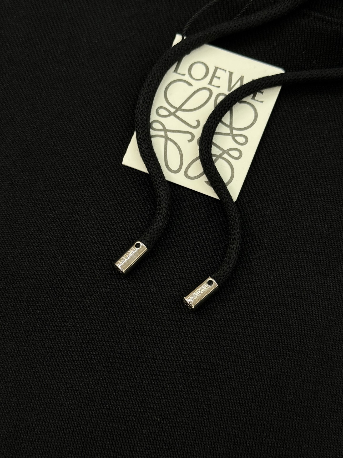 LOEWE罗意威25s新款连帽卫衣，采用360g棉面料.柔软棉质面料，穿着超舒适!胸口“LOEWE”字母