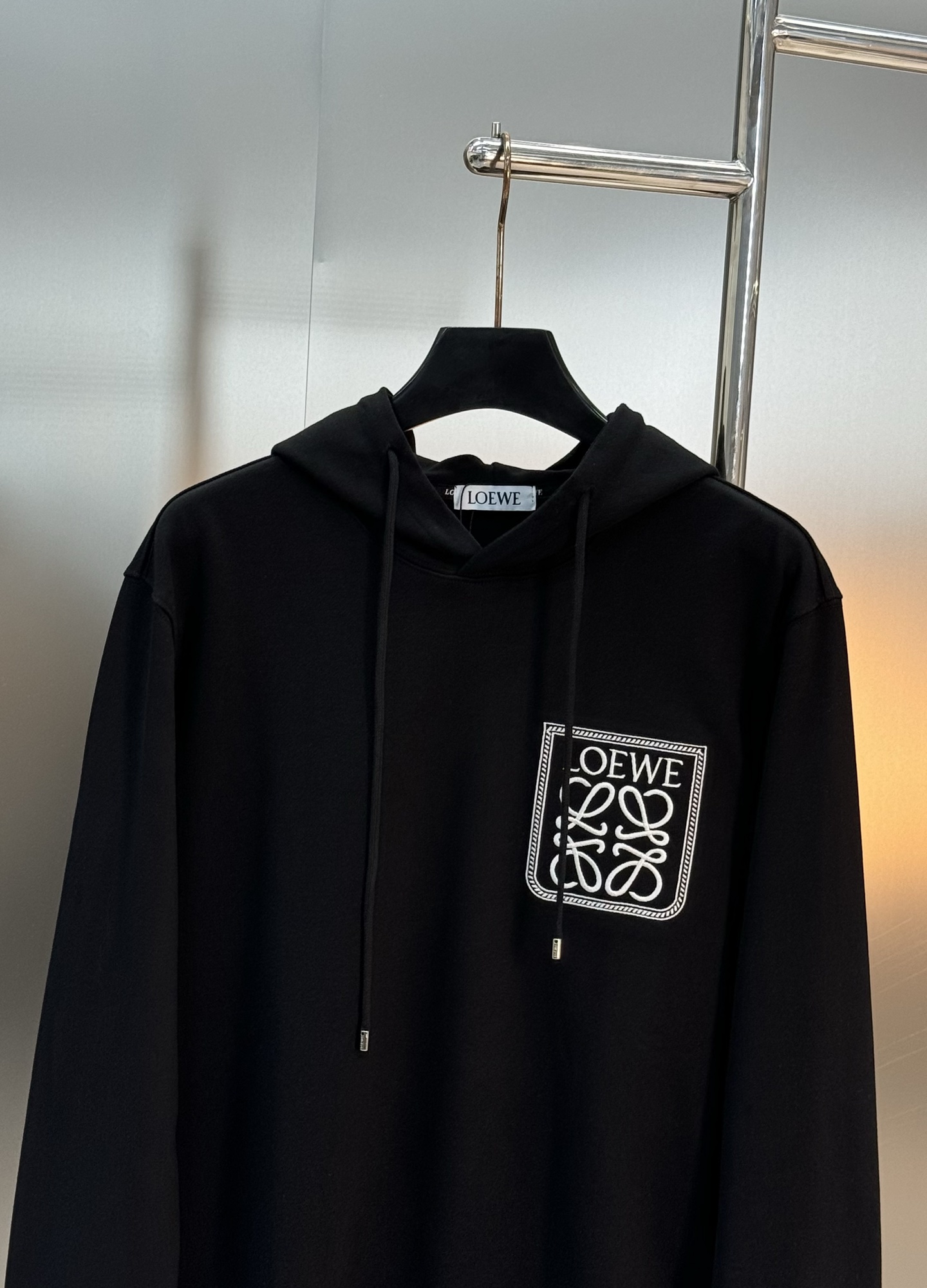 LOEWE罗意威25s新款连帽卫衣，采用360g棉面料.柔软棉质面料，穿着超舒适!胸口“LOEWE”字母