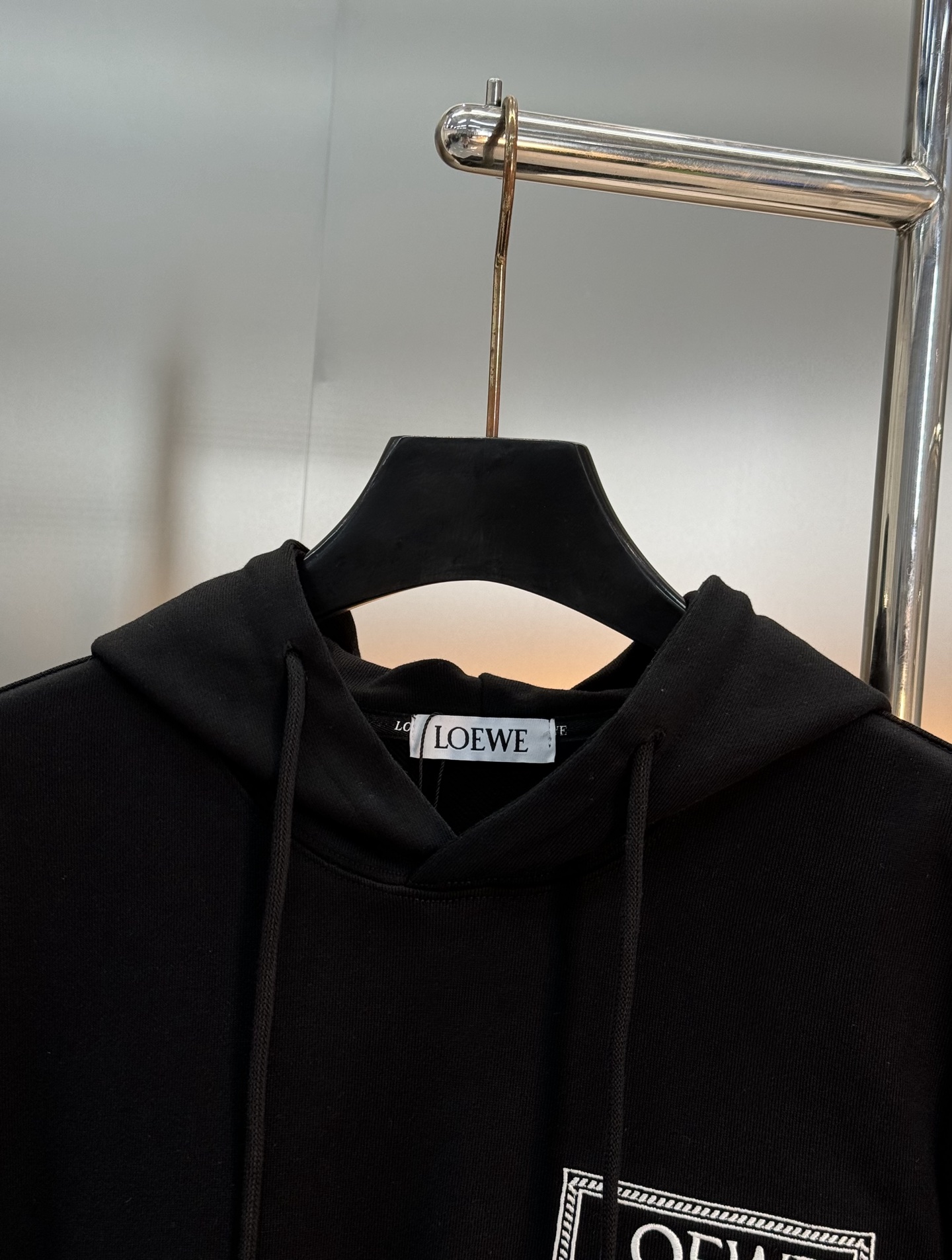 LOEWE罗意威25s新款连帽卫衣，采用360g棉面料.柔软棉质面料，穿着超舒适!胸口“LOEWE”字母