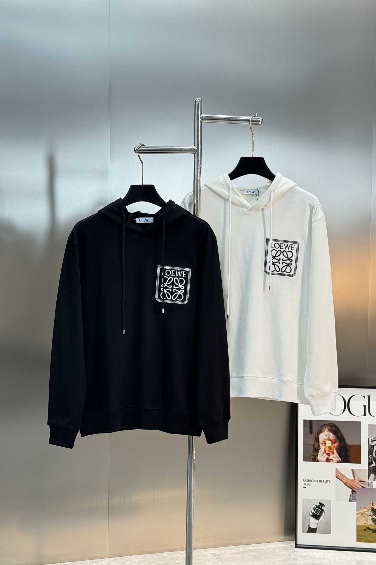 LOEWE罗意威25s新款连帽卫衣，采用360g棉面料.柔软棉质面料，穿着超舒适!胸口“LOEWE”字母