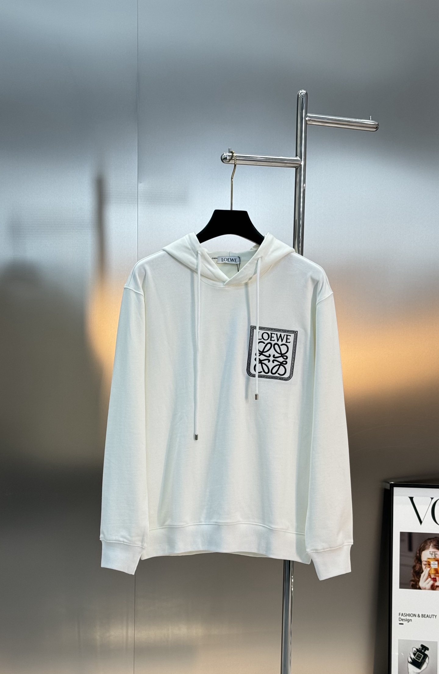 LOEWE罗意威25s新款连帽卫衣，采用360g棉面料.柔软棉质面料，穿着超舒适!胸口“LOEWE”字母