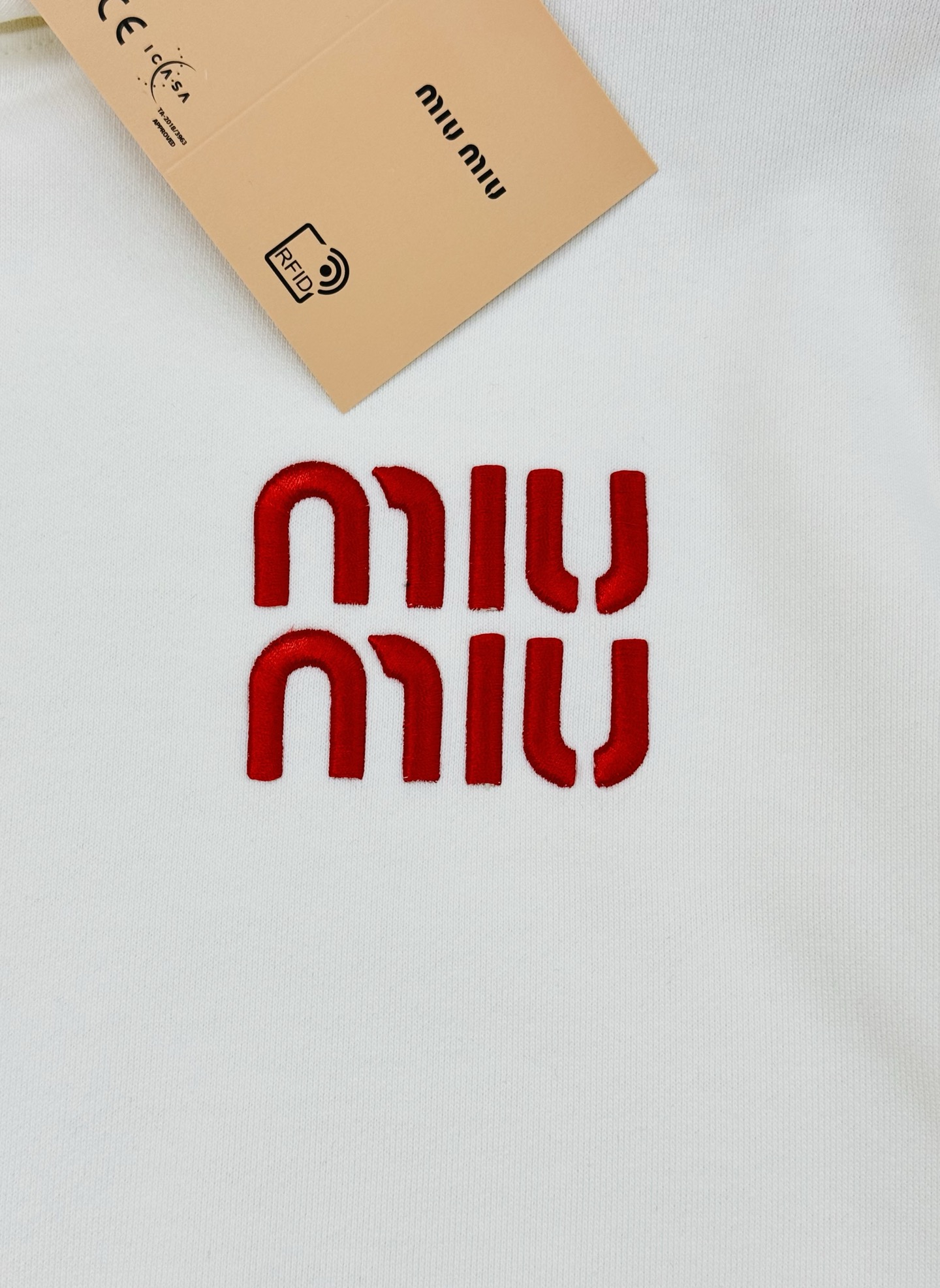 Miu Miu25s新款连帽卫衣，男女同款！柔软360g棉质面料，穿着舒适又透气!胸口撞色“miu mi