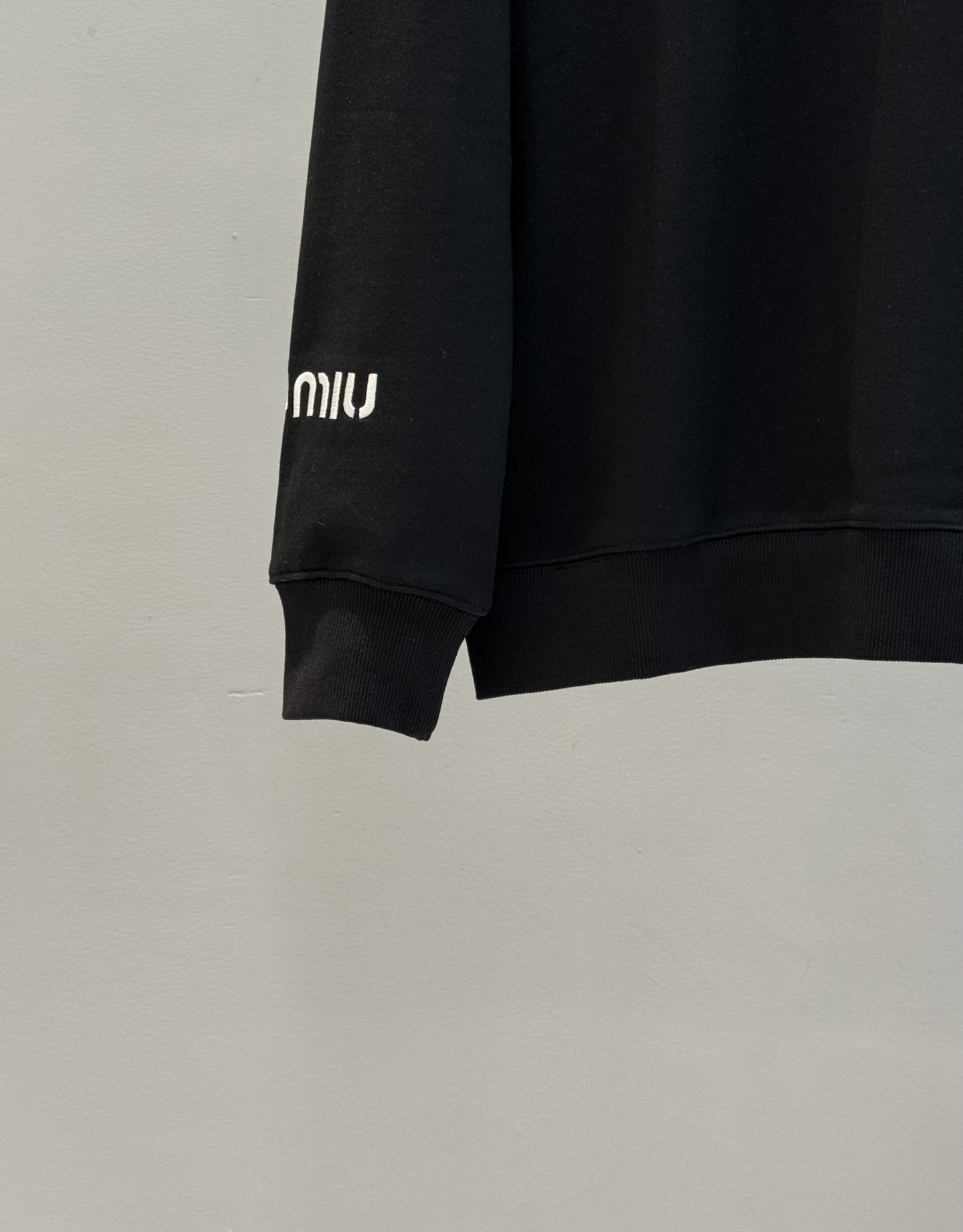 Miu Miu25s新款连帽卫衣，男女同款！柔软360g棉质面料，穿着舒适又透气!胸口撞色“miu mi