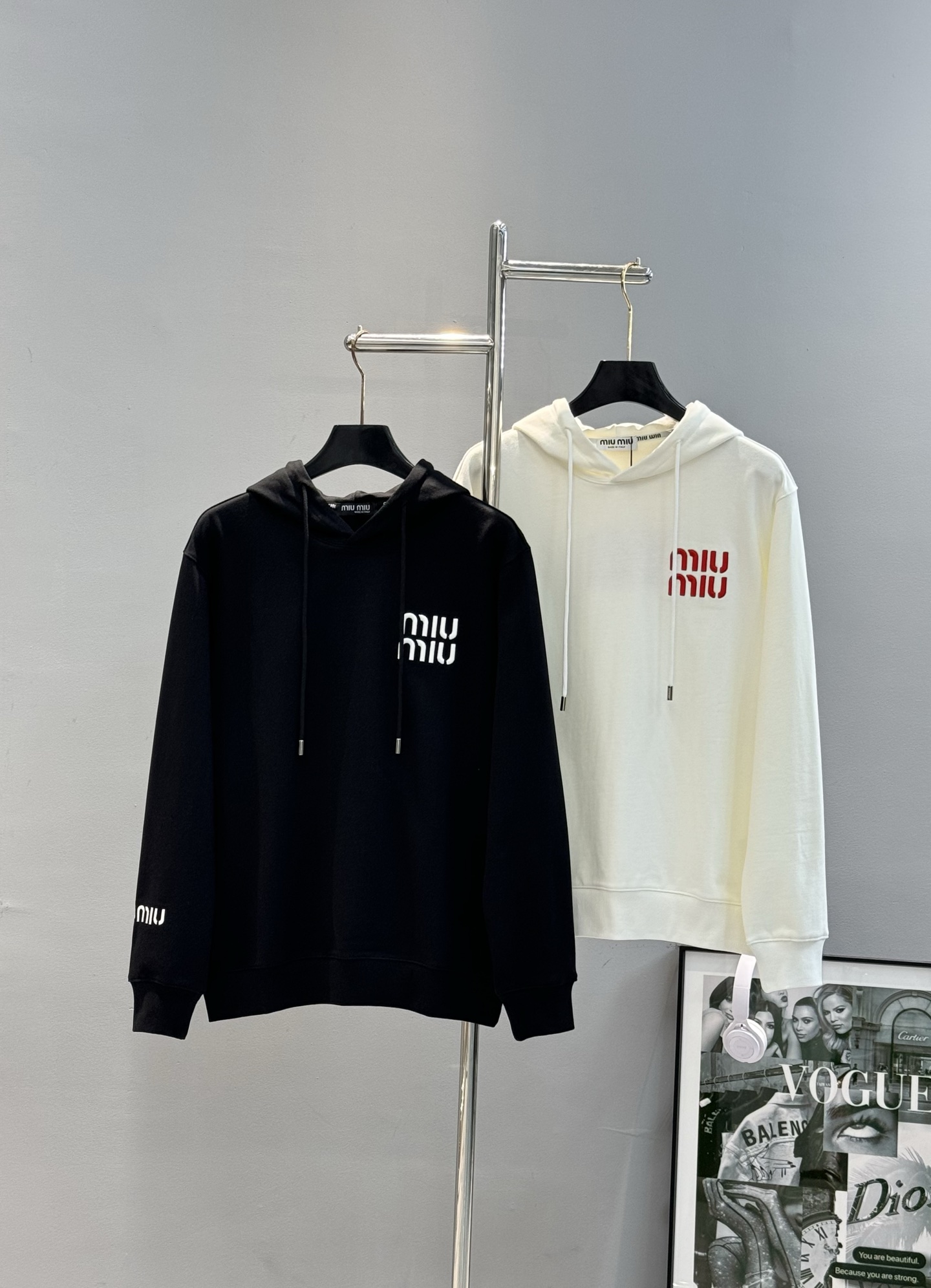 Miu Miu25s新款连帽卫衣，男女同款！柔软360g棉质面料，穿着舒适又透气!胸口撞色“miu mi
