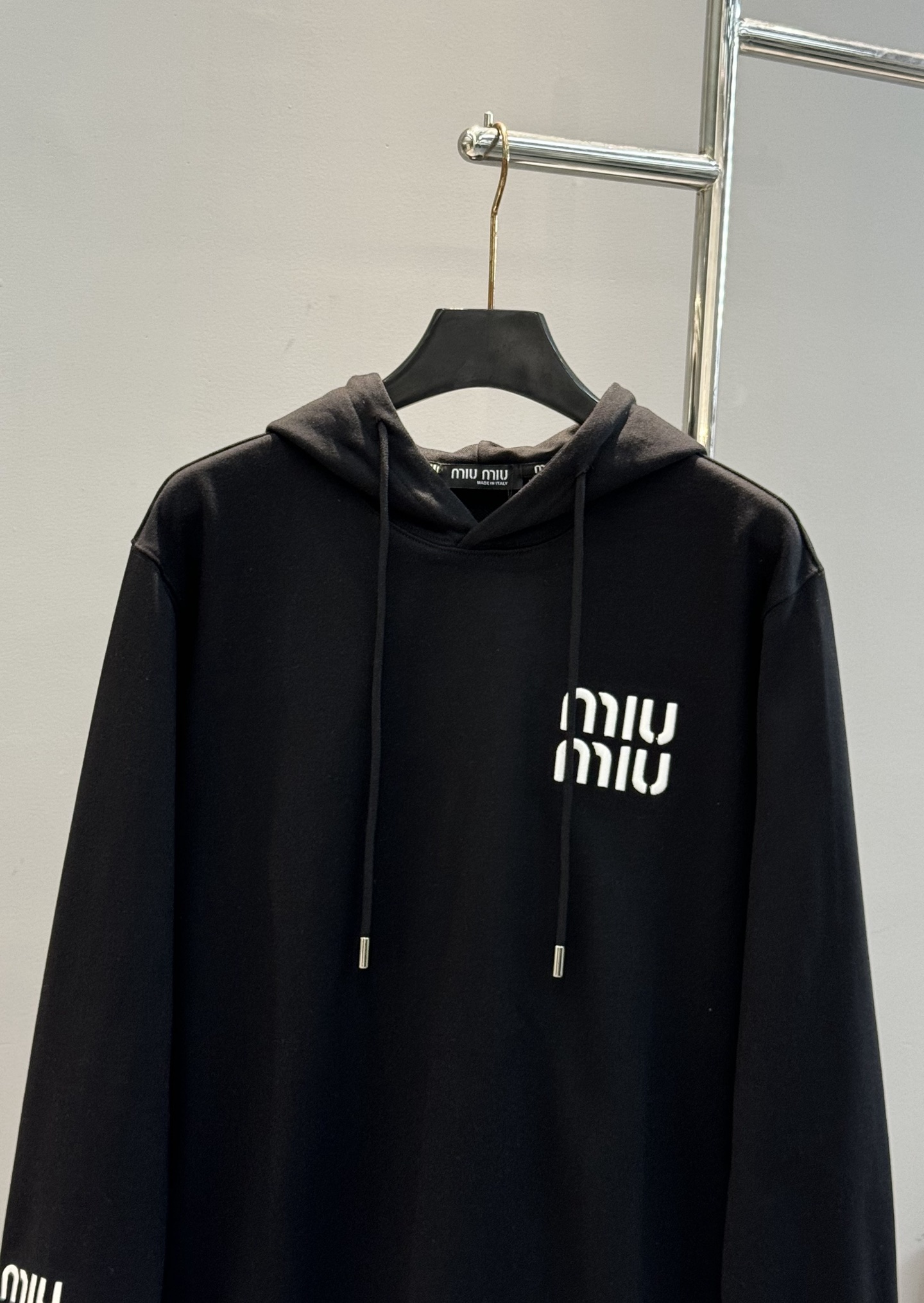 Miu Miu25s新款连帽卫衣，男女同款！柔软360g棉质面料，穿着舒适又透气!胸口撞色“miu mi