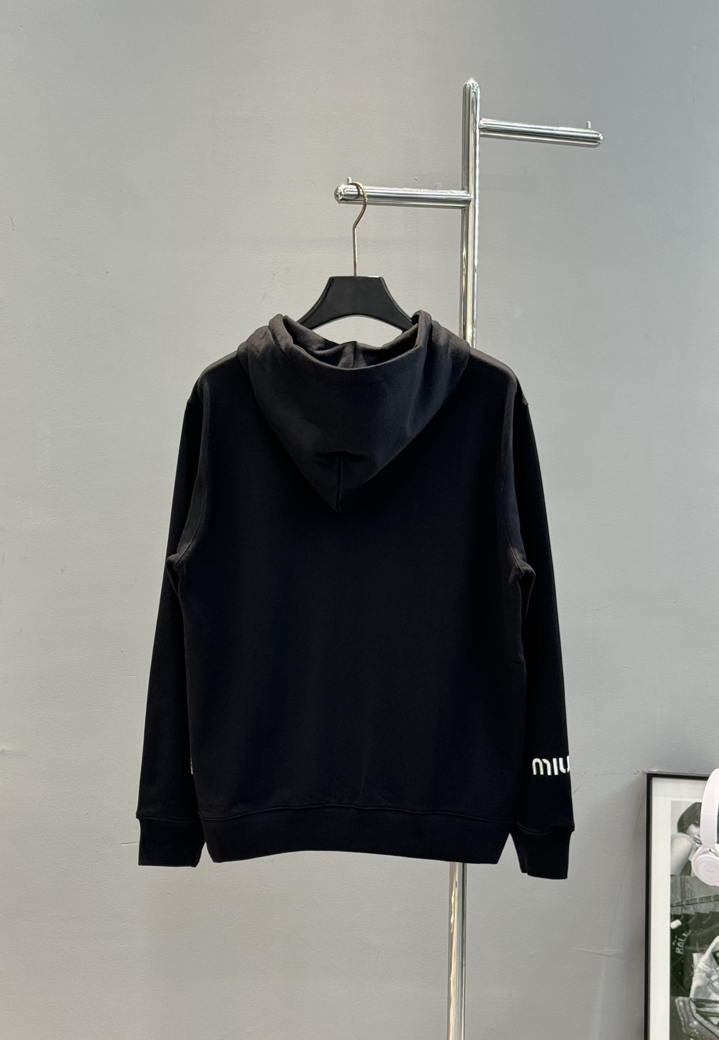 Miu Miu25s新款连帽卫衣，男女同款！柔软360g棉质面料，穿着舒适又透气!胸口撞色“miu mi