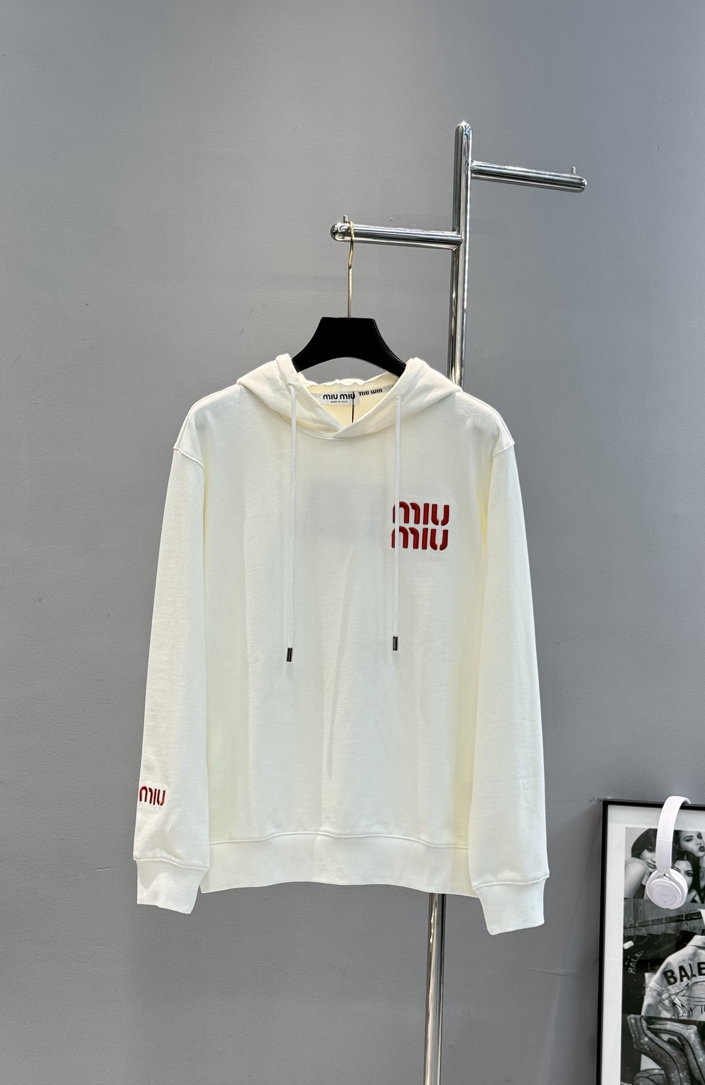 Miu Miu25s新款连帽卫衣，男女同款！柔软360g棉质面料，穿着舒适又透气!胸口撞色“miu mi