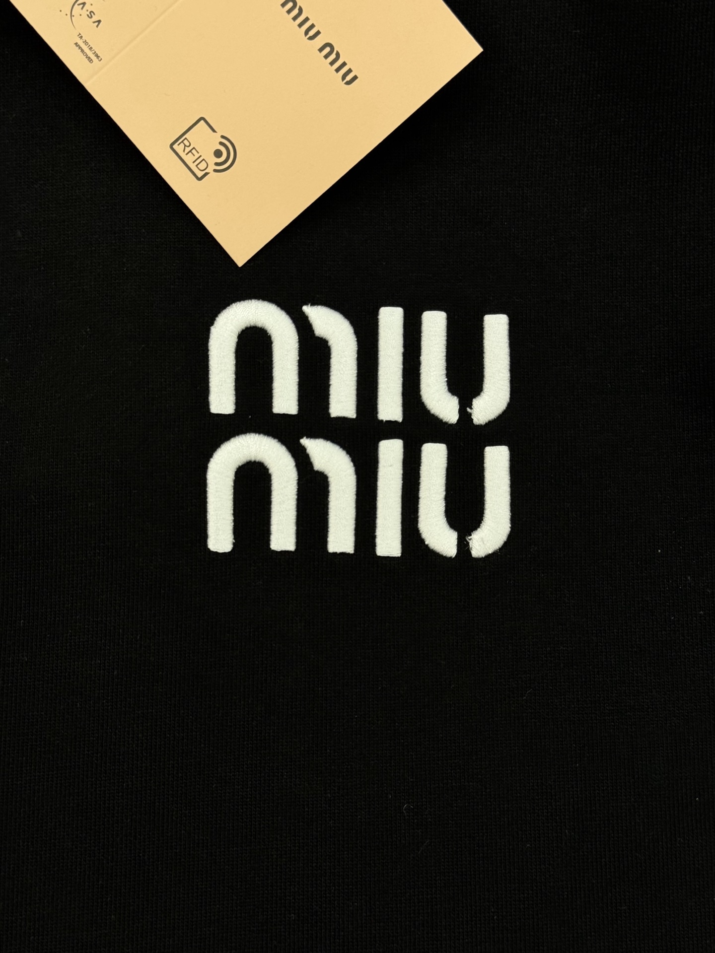 Miu Miu25s新款连帽卫衣，男女同款！柔软360g棉质面料，穿着舒适又透气!胸口撞色“miu mi