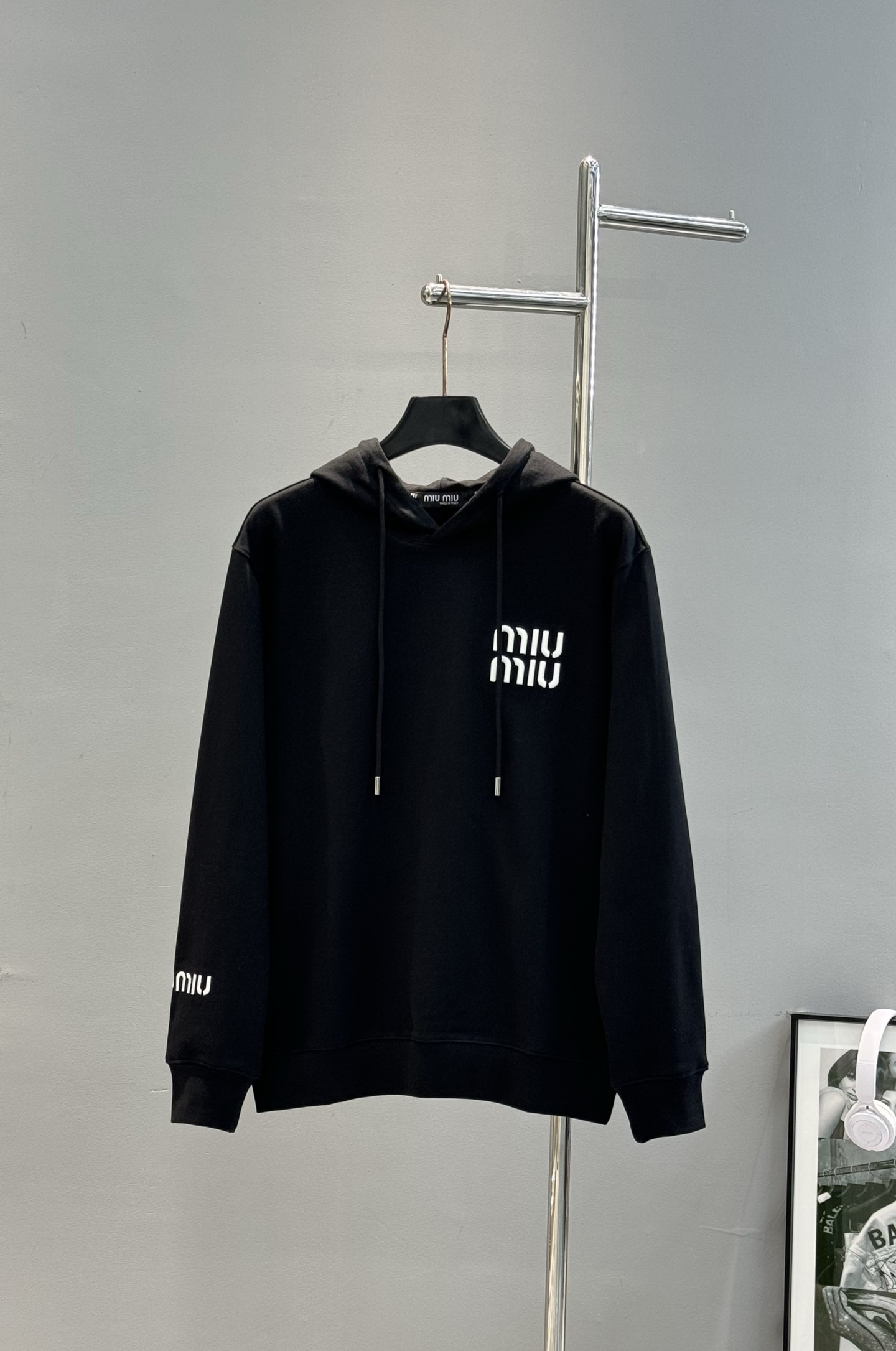 Miu Miu25s新款连帽卫衣，男女同款！柔软360g棉质面料，穿着舒适又透气!胸口撞色“miu mi