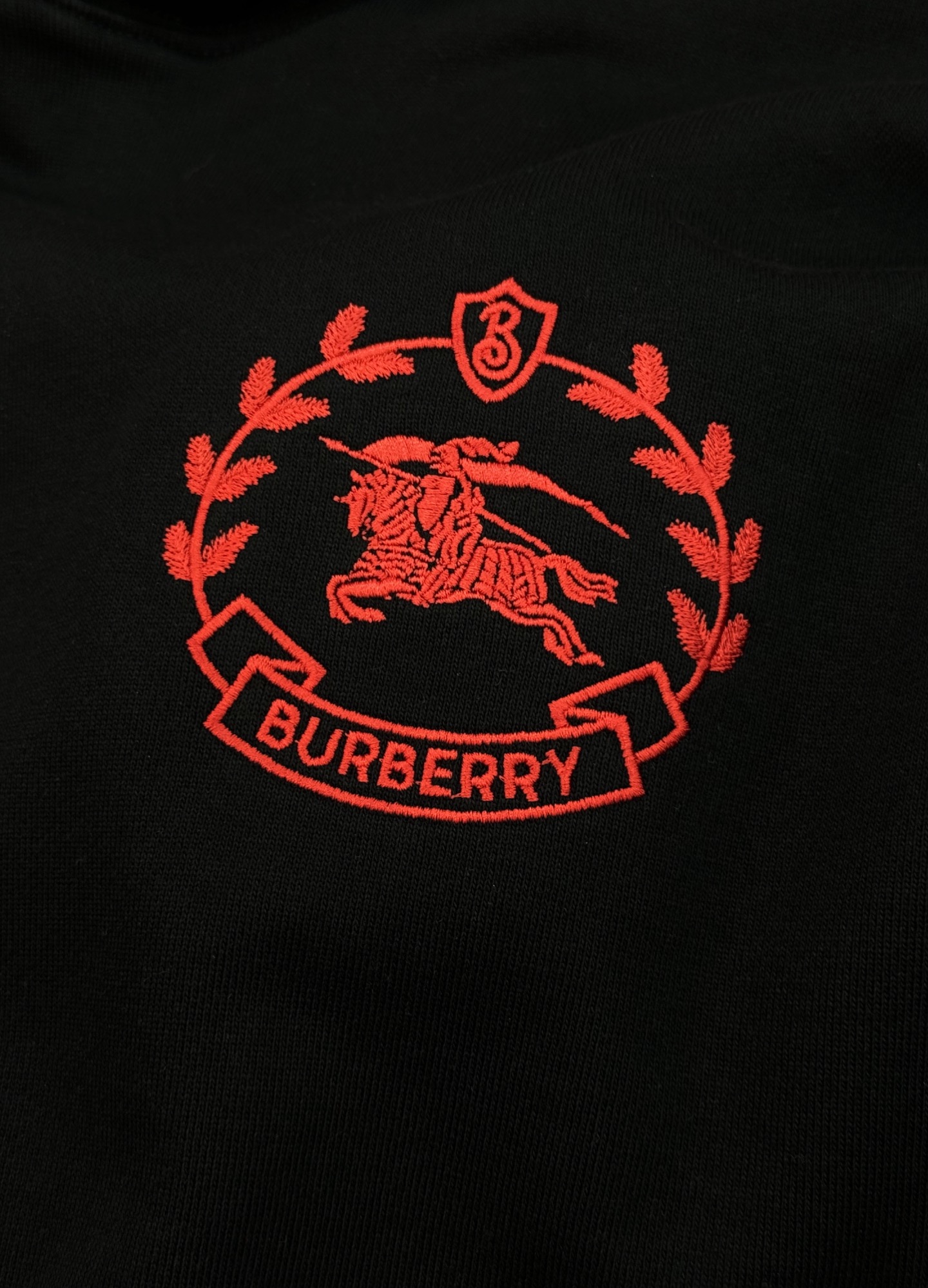 BBR25s巴宝莉新款连帽卫衣，男女同款！360g毛线圈棉质.柔软又耐穿!正面白配蓝色，黑配红徽章.经典