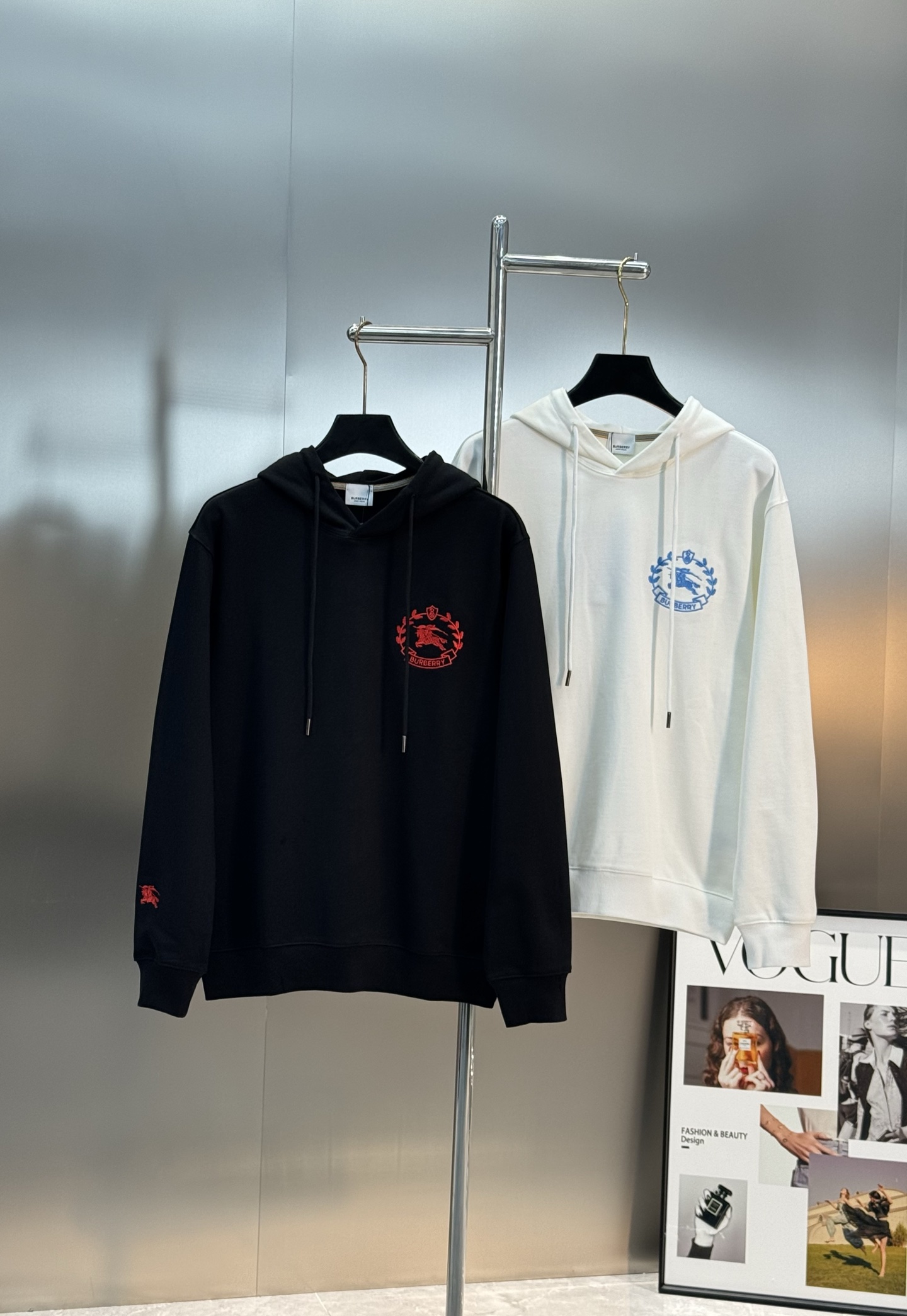 BBR25s巴宝莉新款连帽卫衣，男女同款！360g毛线圈棉质.柔软又耐穿!正面白配蓝色，黑配红徽章.经典