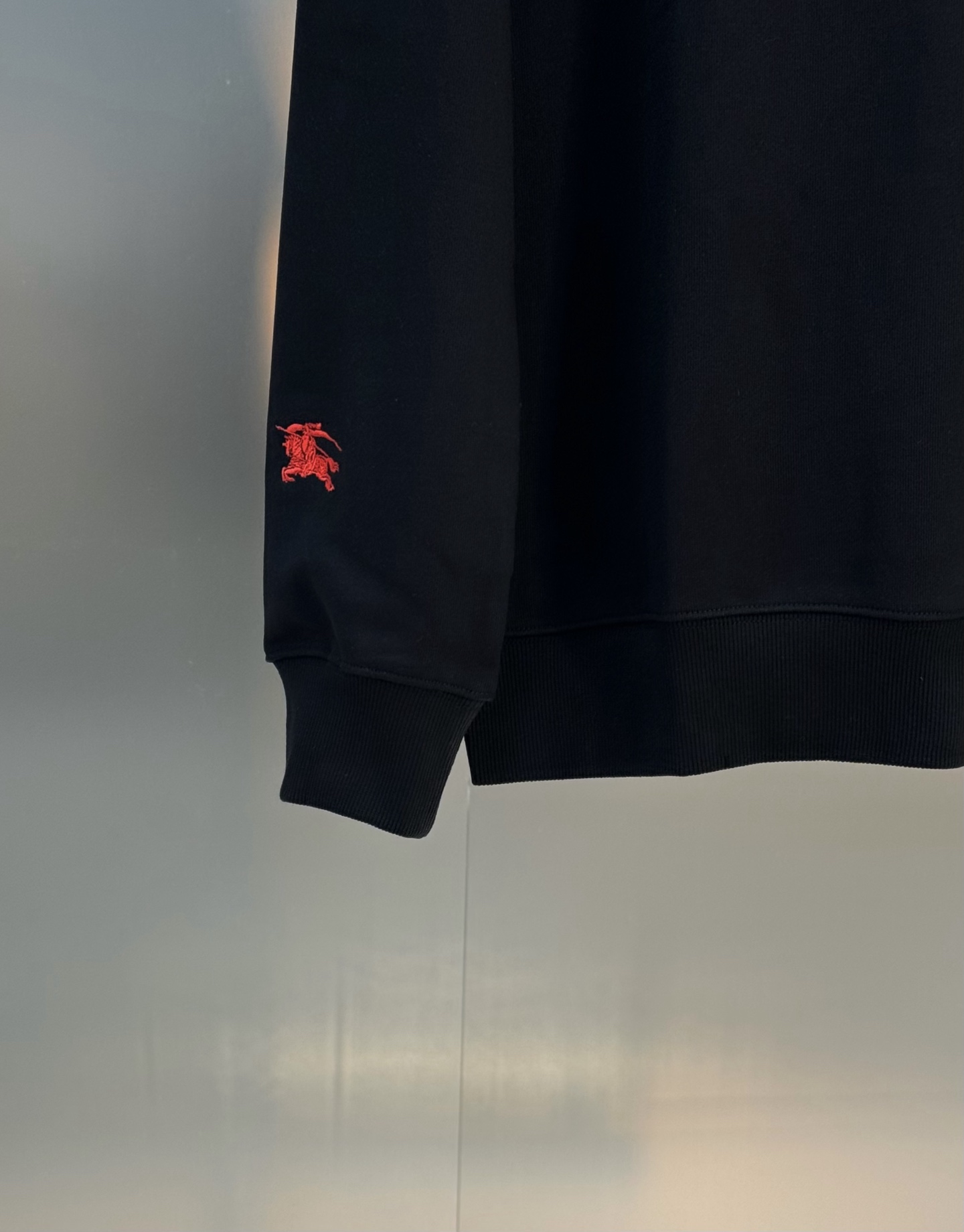 BBR25s巴宝莉新款连帽卫衣，男女同款！360g毛线圈棉质.柔软又耐穿!正面白配蓝色，黑配红徽章.经典