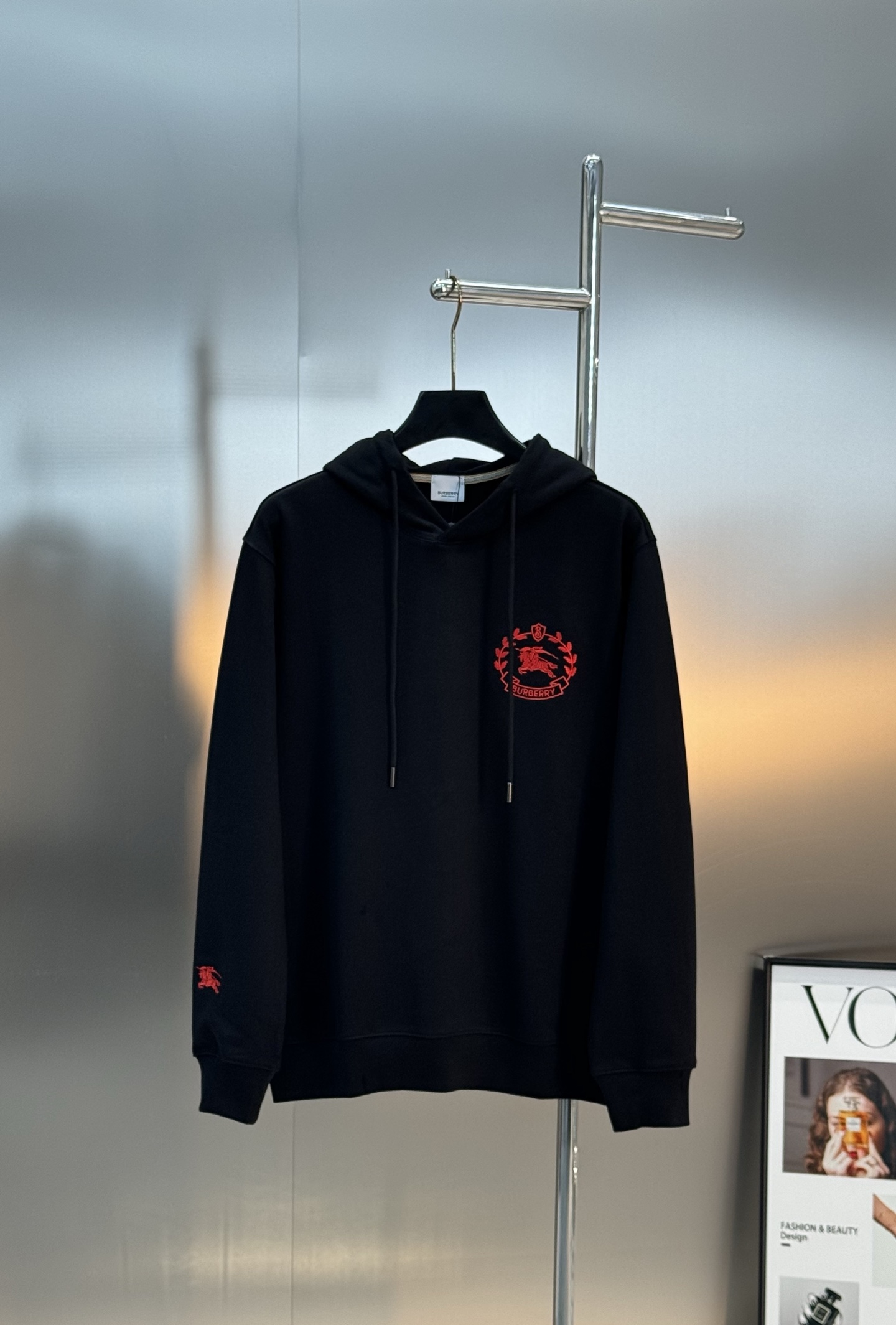 BBR25s巴宝莉新款连帽卫衣，男女同款！360g毛线圈棉质.柔软又耐穿!正面白配蓝色，黑配红徽章.经典