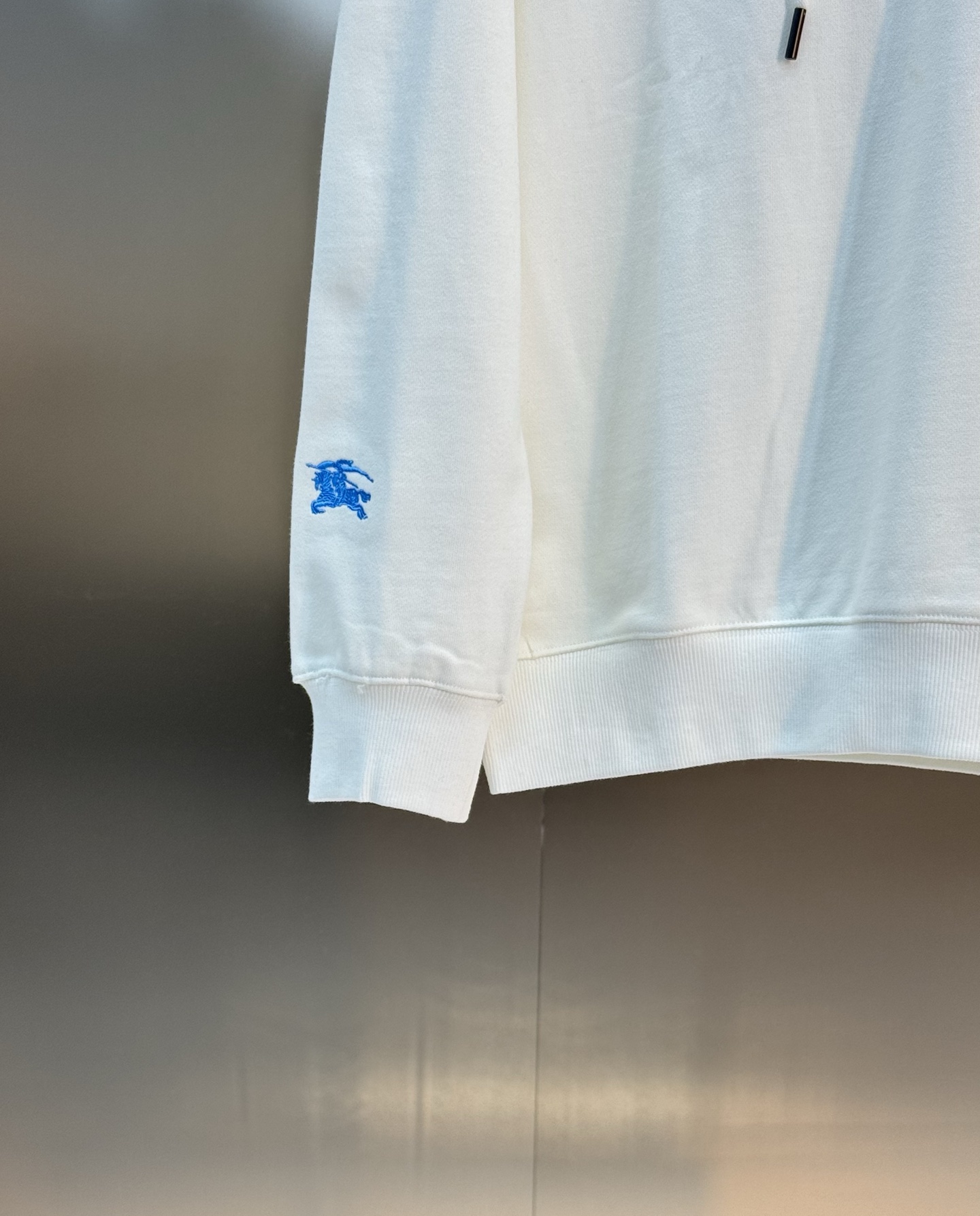 BBR25s巴宝莉新款连帽卫衣，男女同款！360g毛线圈棉质.柔软又耐穿!正面白配蓝色，黑配红徽章.经典