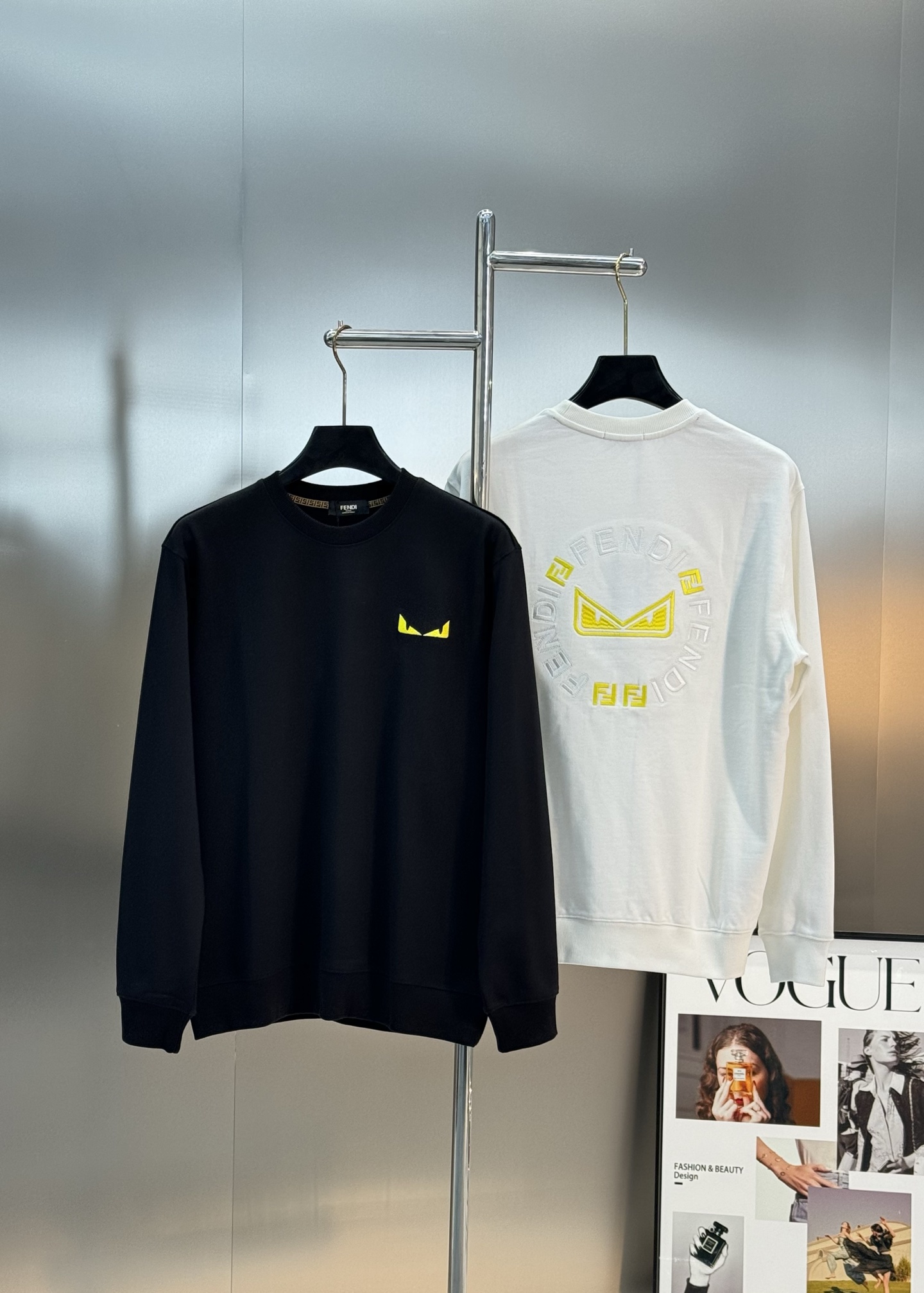 Fendi芬迪25s新款圆领卫衣，胸前黄色Monster Logo超吸睛，后背搭配“FENDI”字样和F