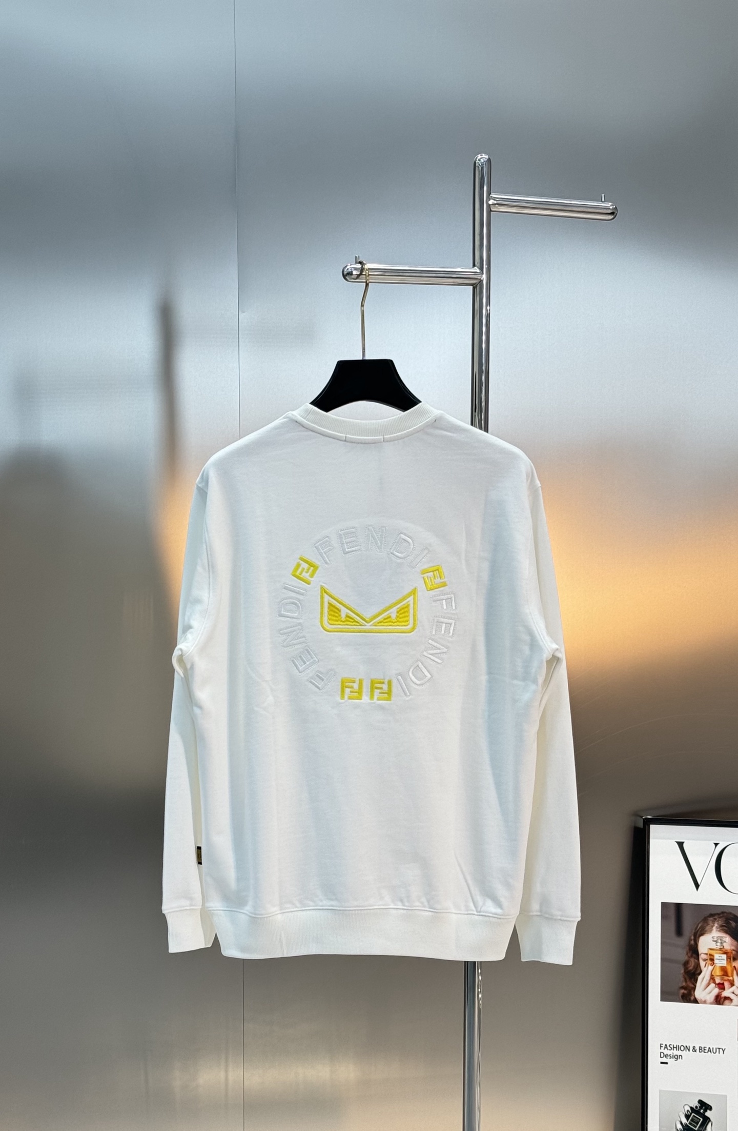 Fendi芬迪25s新款圆领卫衣，胸前黄色Monster Logo超吸睛，后背搭配“FENDI”字样和F