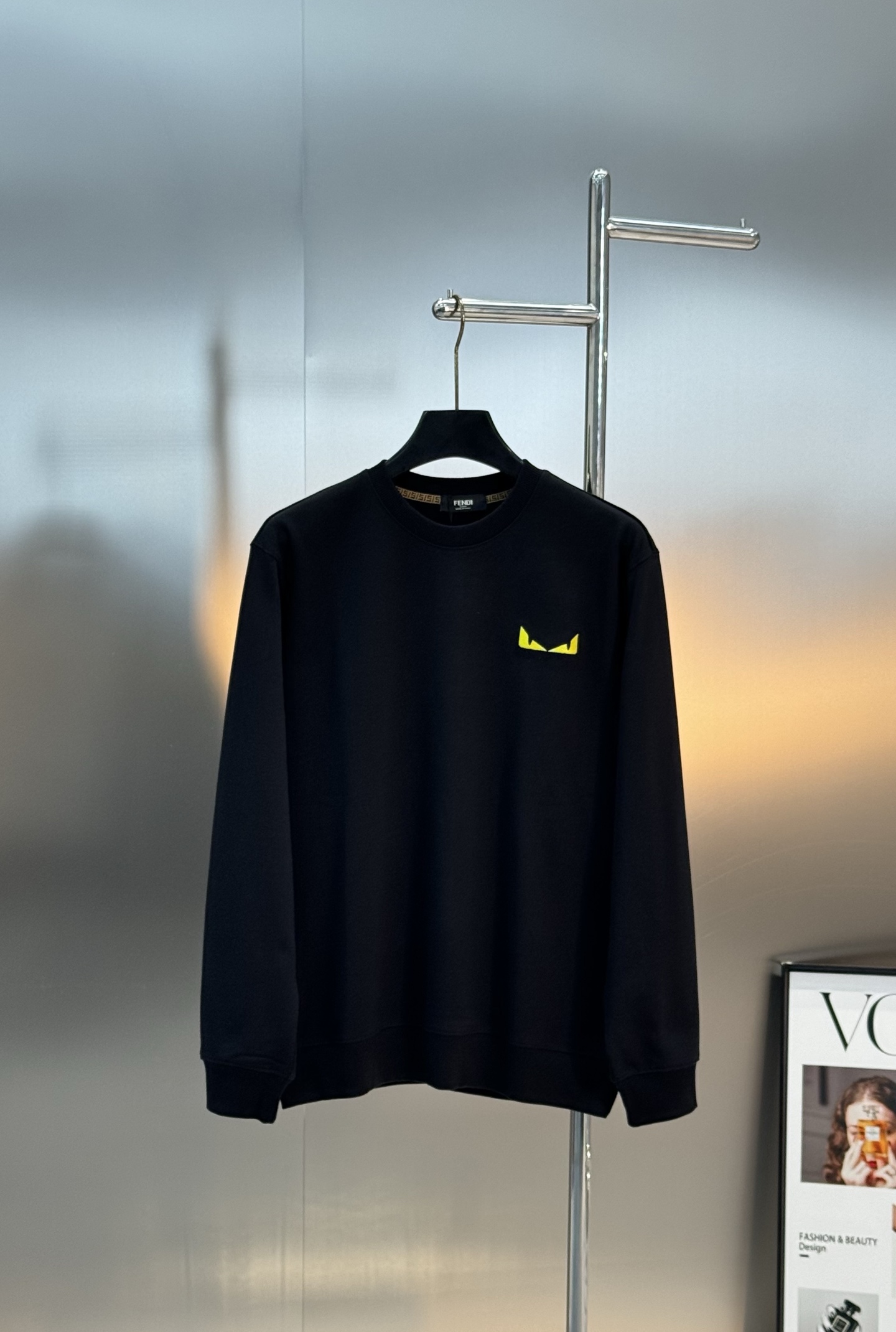 Fendi芬迪25s新款圆领卫衣，胸前黄色Monster Logo超吸睛，后背搭配“FENDI”字样和F