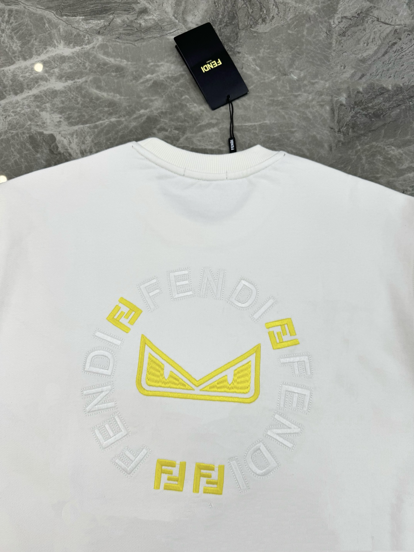 Fendi芬迪25s新款圆领卫衣，胸前黄色Monster Logo超吸睛，后背搭配“FENDI”字样和F